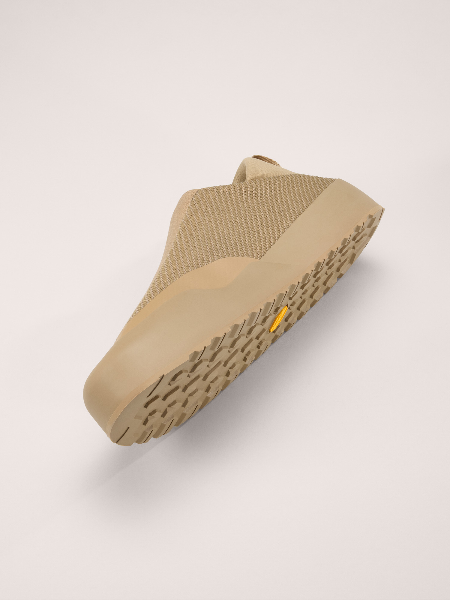 Product Image https://product.arcteryx.co.kr/images/products/685687/F25_X000010110_details_Kragg_Shoe_Canvas_Canvas_Side.jpg