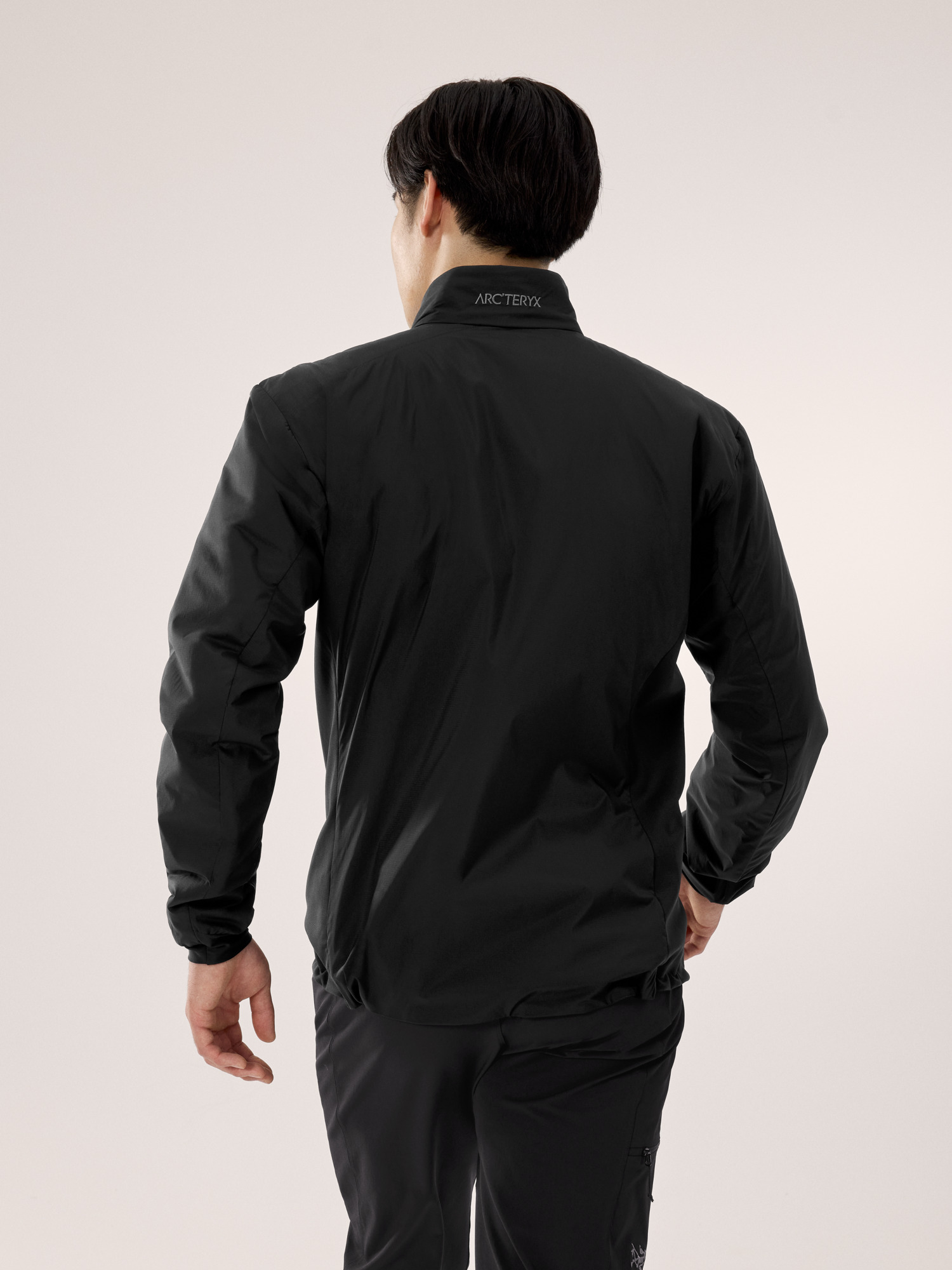 Product Image https://product.arcteryx.co.kr/images/products/685690/F25_X000009561_details_Atom_Jacket_Black_Back_View.jpg