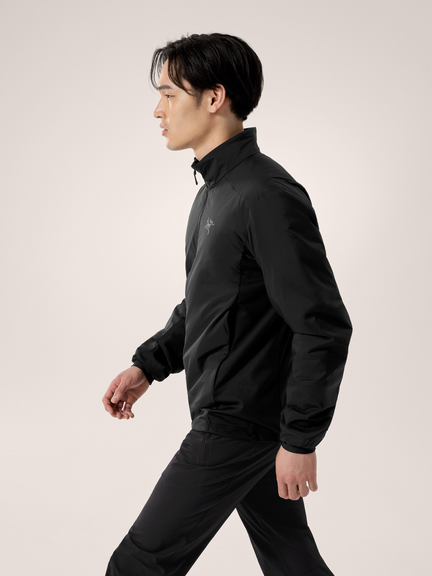 Product Image https://product.arcteryx.co.kr/images/products/685690/F25_X000009561_details_Atom_Jacket_Black_Side_View.jpg