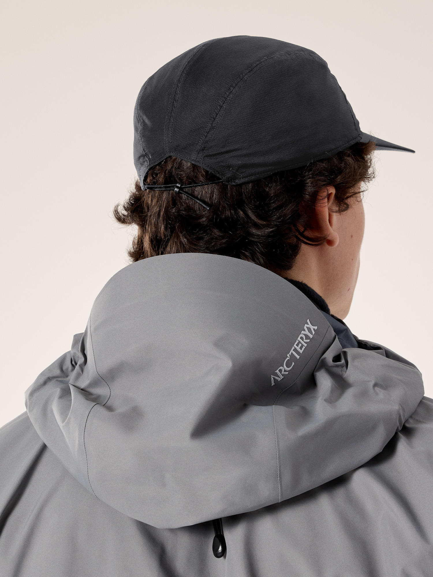 Product Image https://product.arcteryx.co.kr/images/products/685695/F25_X000009489_details_Aerios_5_Panel_Cap_Black_Arctic_Silk_Back_View.jpg
