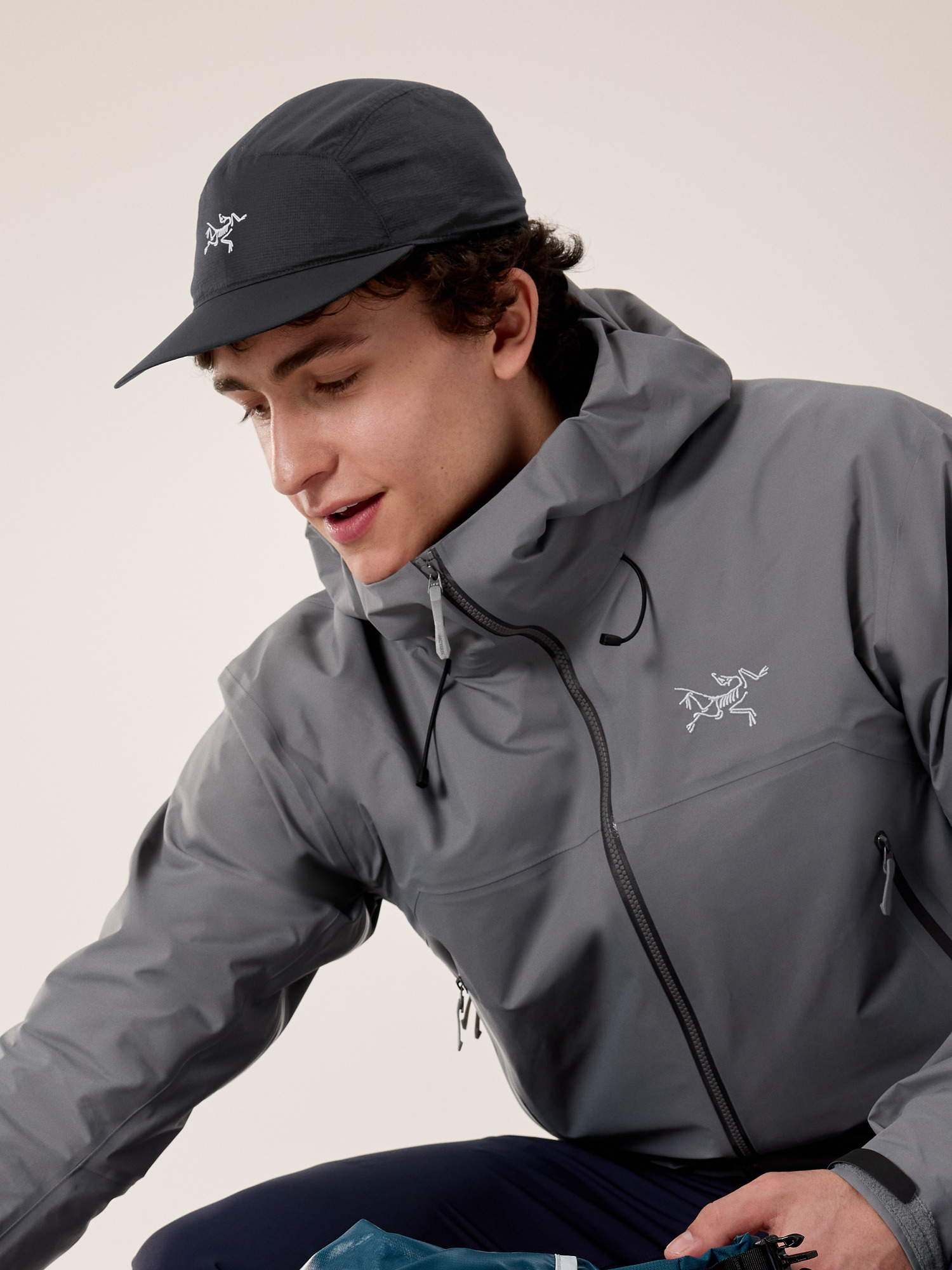 Product Image https://product.arcteryx.co.kr/images/products/685695/F25_X000009489_details_Aerios_5_Panel_Cap_Black_Arctic_Silk_Hover.jpg