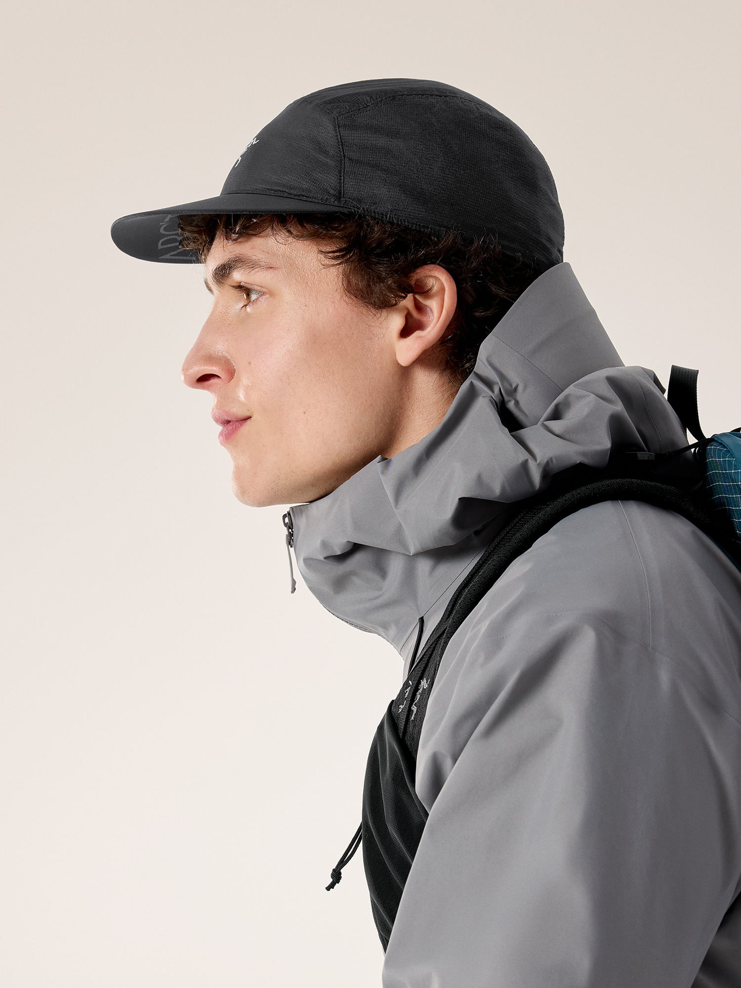 Product Image https://product.arcteryx.co.kr/images/products/685695/F25_X000009489_details_Aerios_5_Panel_Cap_Black_Arctic_Silk_Side_View.jpg