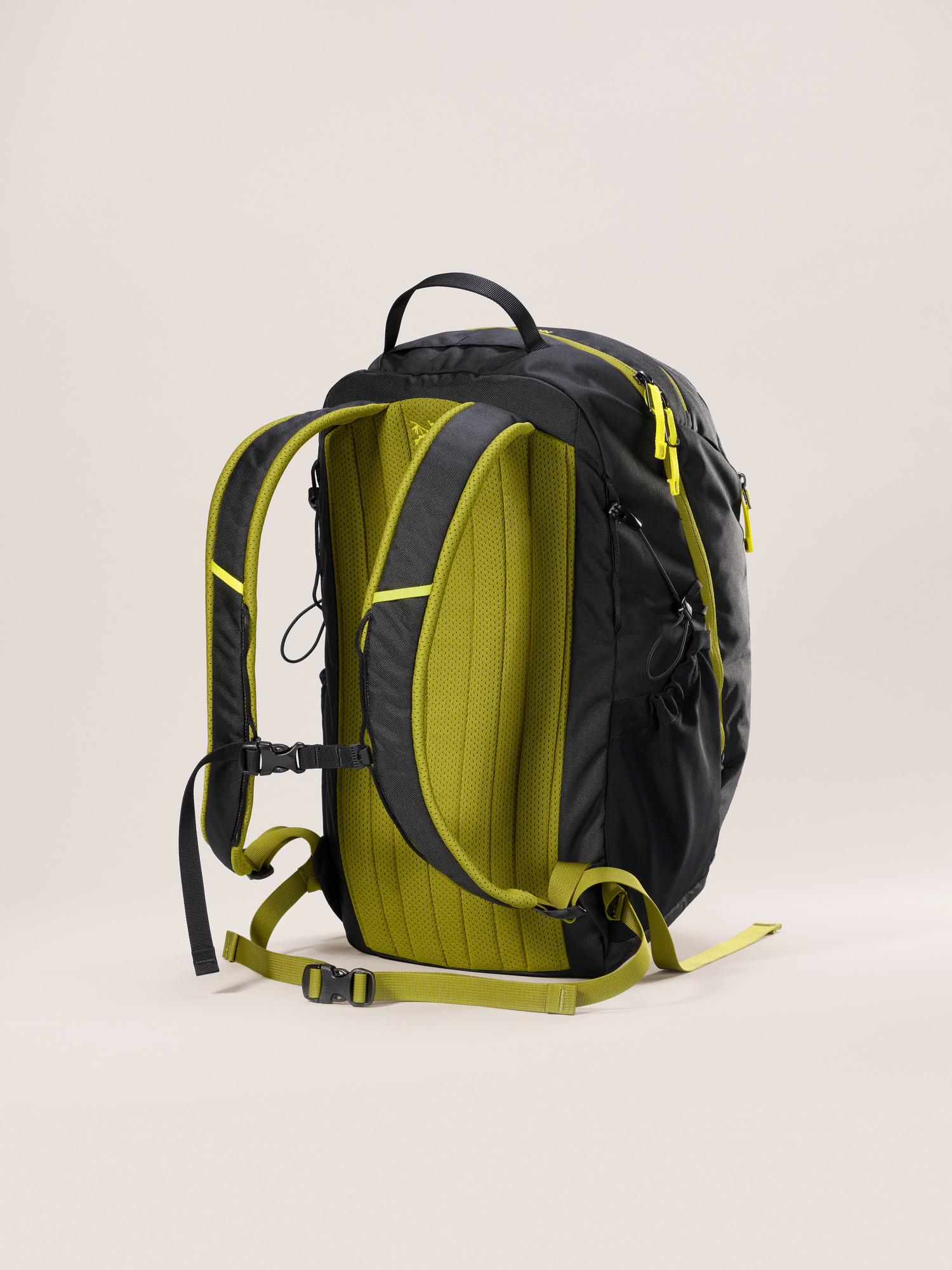 Product Image https://product.arcteryx.co.kr/images/products/685702/F25_X000009825_details_Mantis_26_Backpack_Black_Olive_Moss_Back.jpg