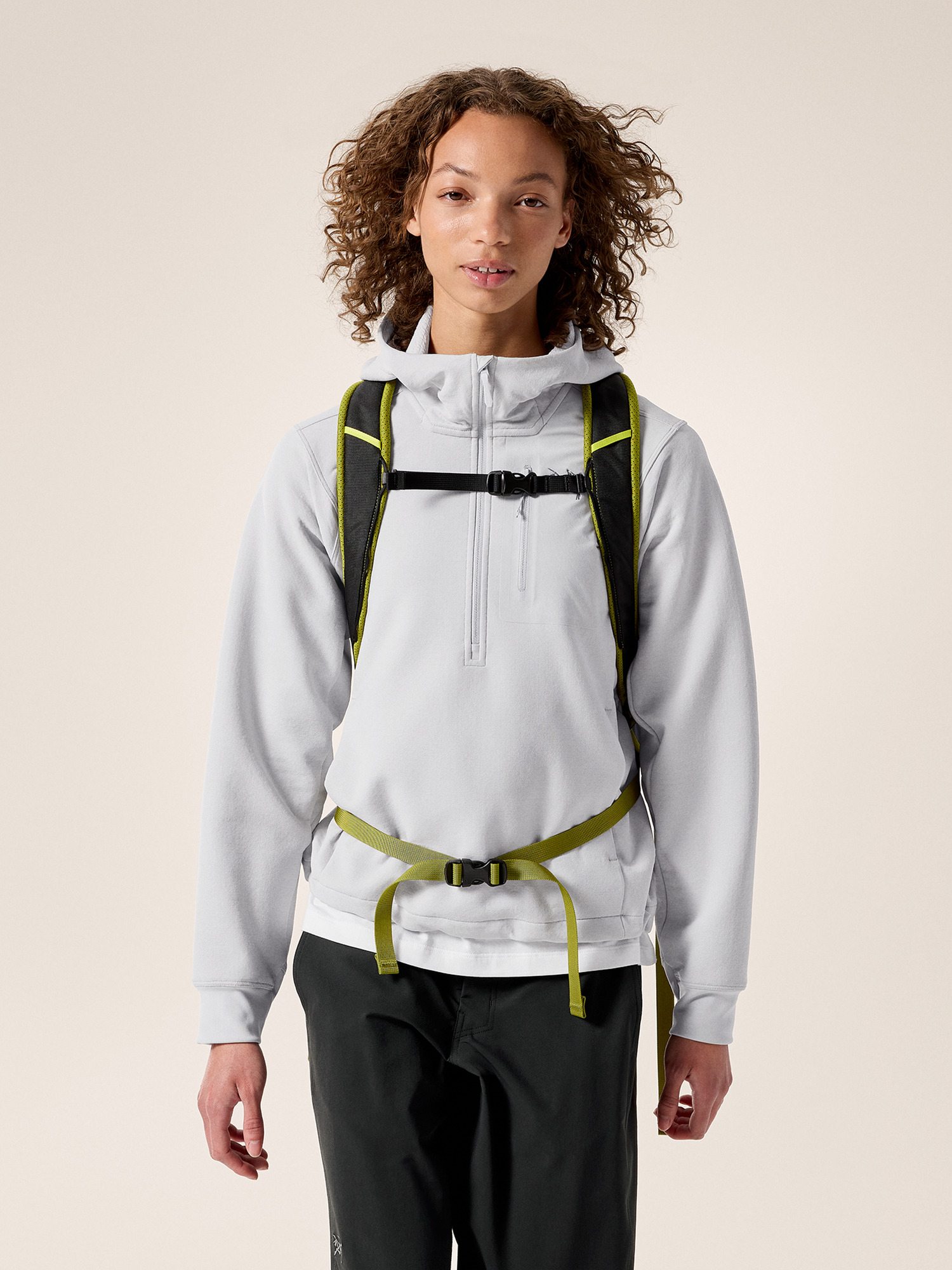 Product Image https://product.arcteryx.co.kr/images/products/685702/F25_X000009825_details_Mantis_26_Backpack_Black_Olive_Moss_Back_View.jpg