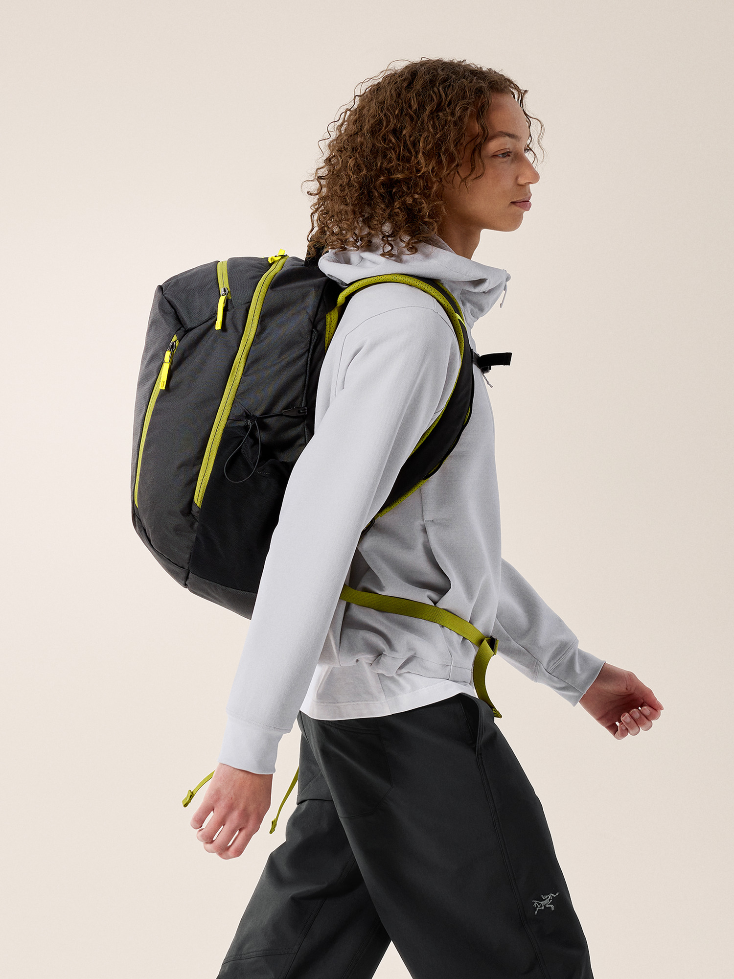 Product Image https://product.arcteryx.co.kr/images/products/685702/F25_X000009825_details_Mantis_26_Backpack_Black_Olive_Moss_Side_View.jpg