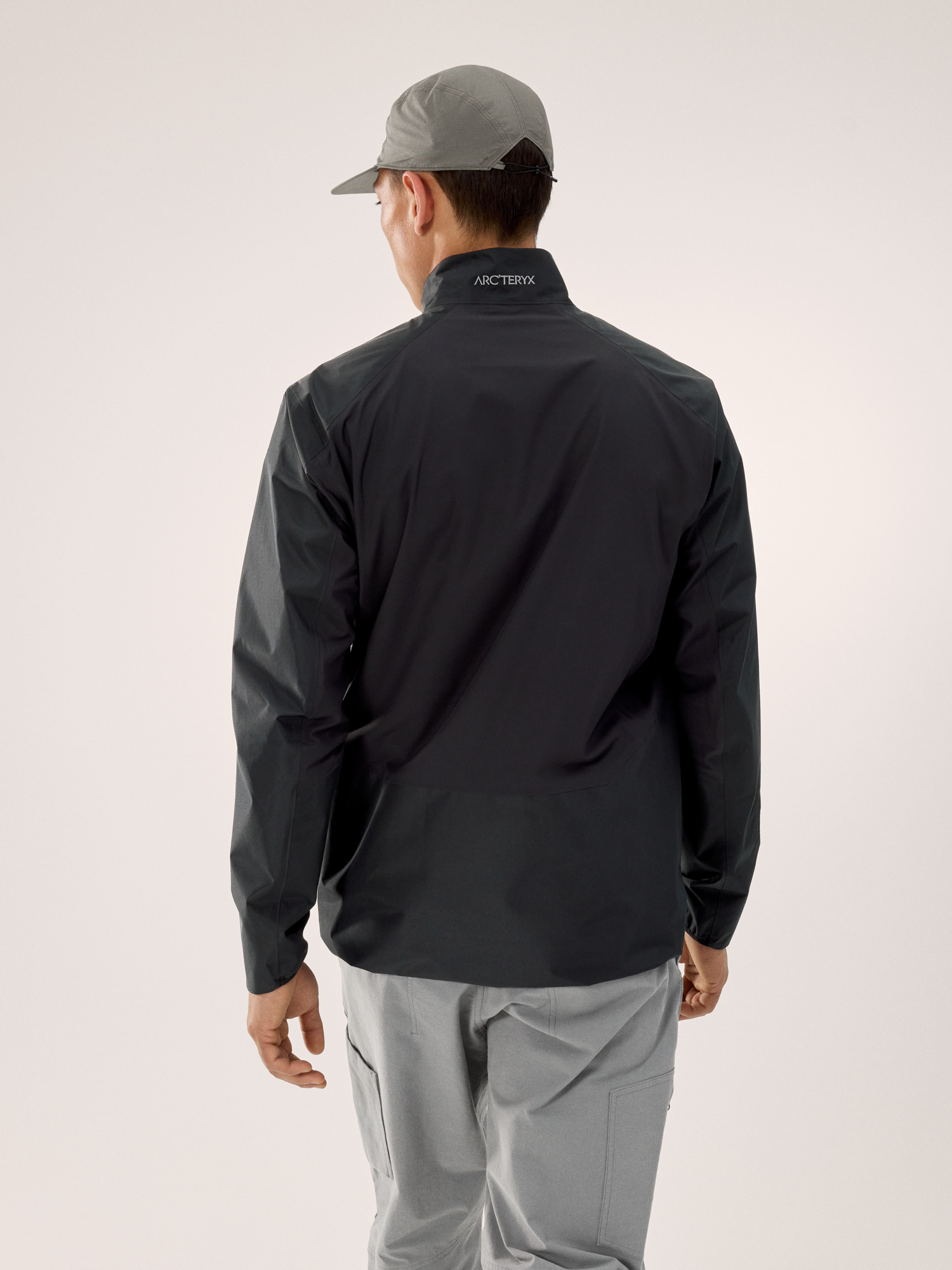 Product Image https://product.arcteryx.co.kr/images/products/685914/F25_X000009650_details_Solano_Jacket_Black_Back_View.jpg