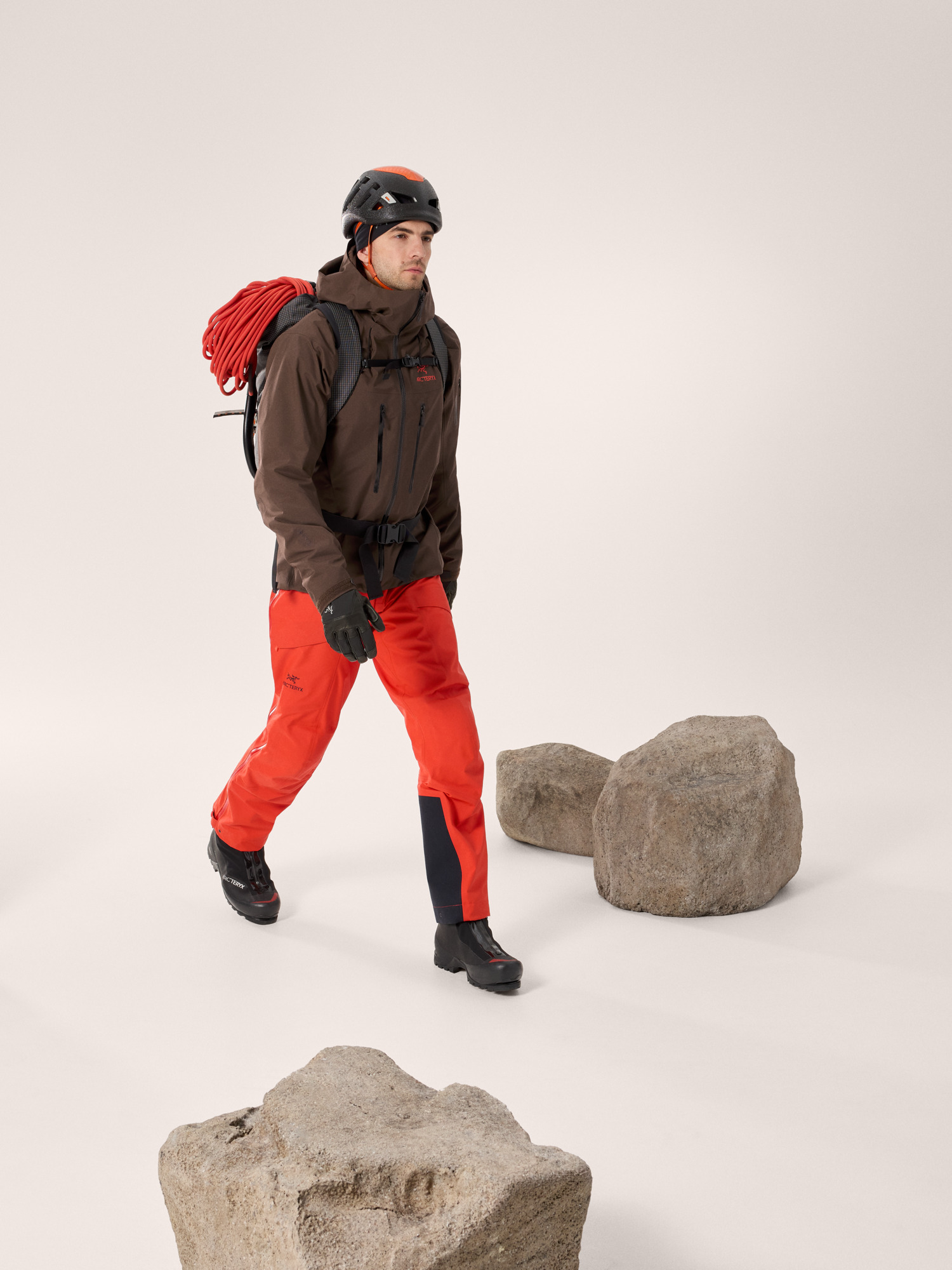 Product Image https://product.arcteryx.co.kr/images/products/685929/F25_X000009989_details_Alpha_SV_Jacket_Carob_Blk_Dynasty_Full_Body.jpg