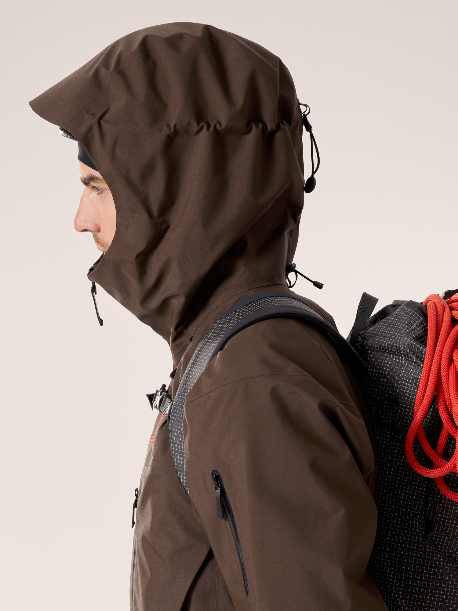 Product Image https://product.arcteryx.co.kr/images/products/685929/F25_X000009989_details_Alpha_SV_Jacket_Carob_Blk_Dynasty_Hood.jpg
