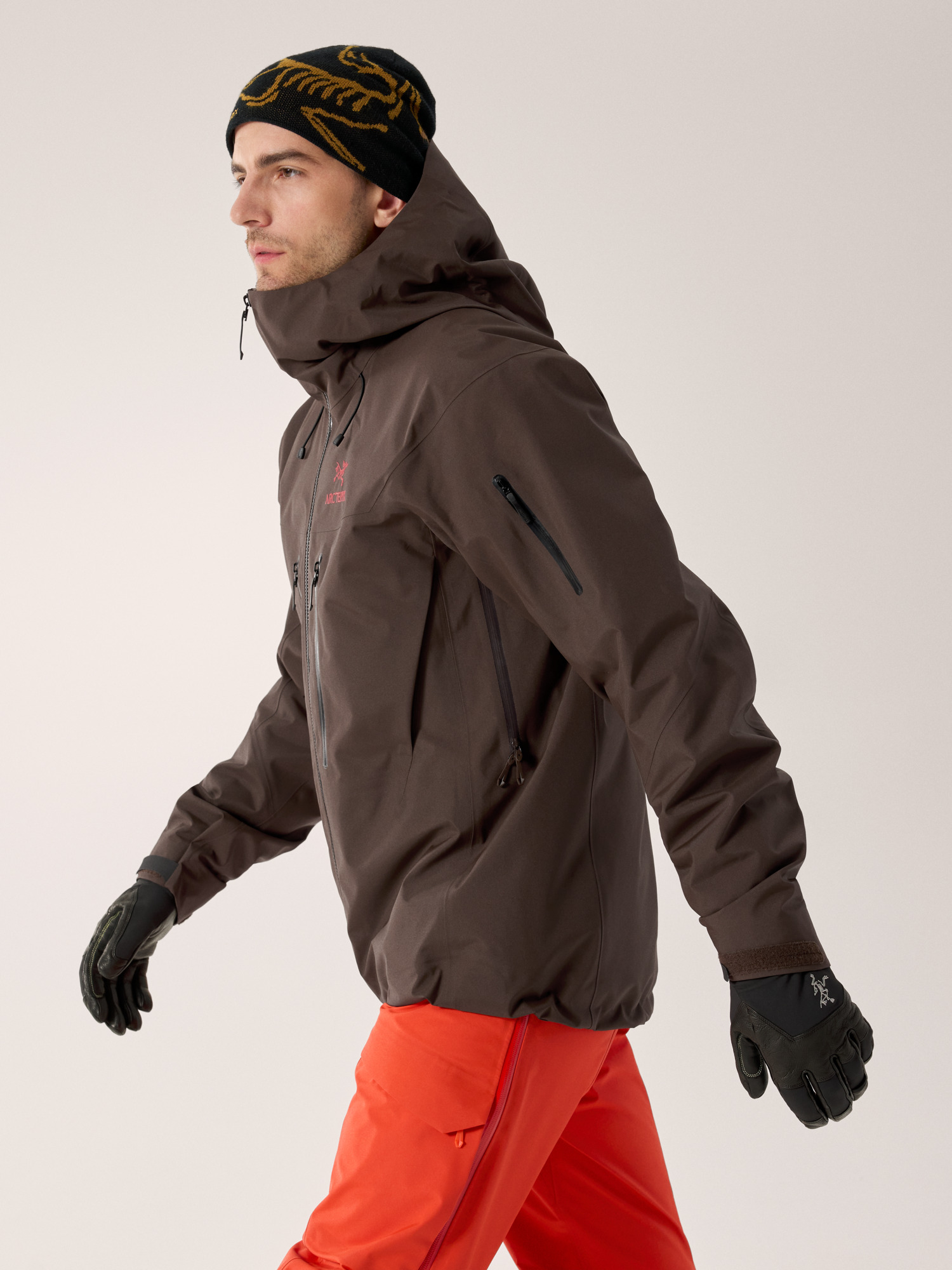 Product Image https://product.arcteryx.co.kr/images/products/685929/F25_X000009989_details_Alpha_SV_Jacket_Carob_Blk_Dynasty_Side_View.jpg