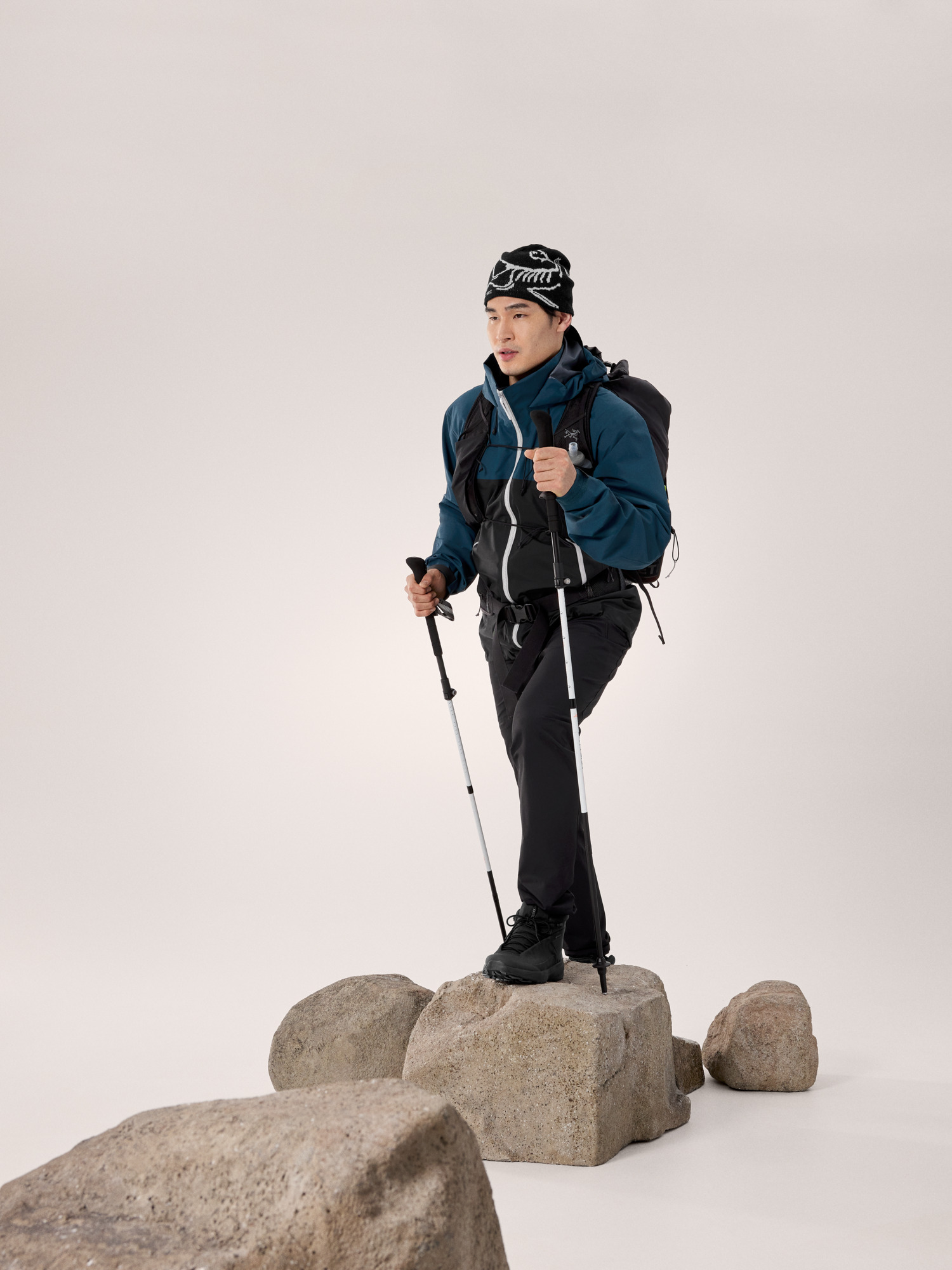 Product Image https://product.arcteryx.co.kr/images/products/685933/F25_X000009906_details_Beta_AR_Jacket_Lodestar_Full_Body.jpg