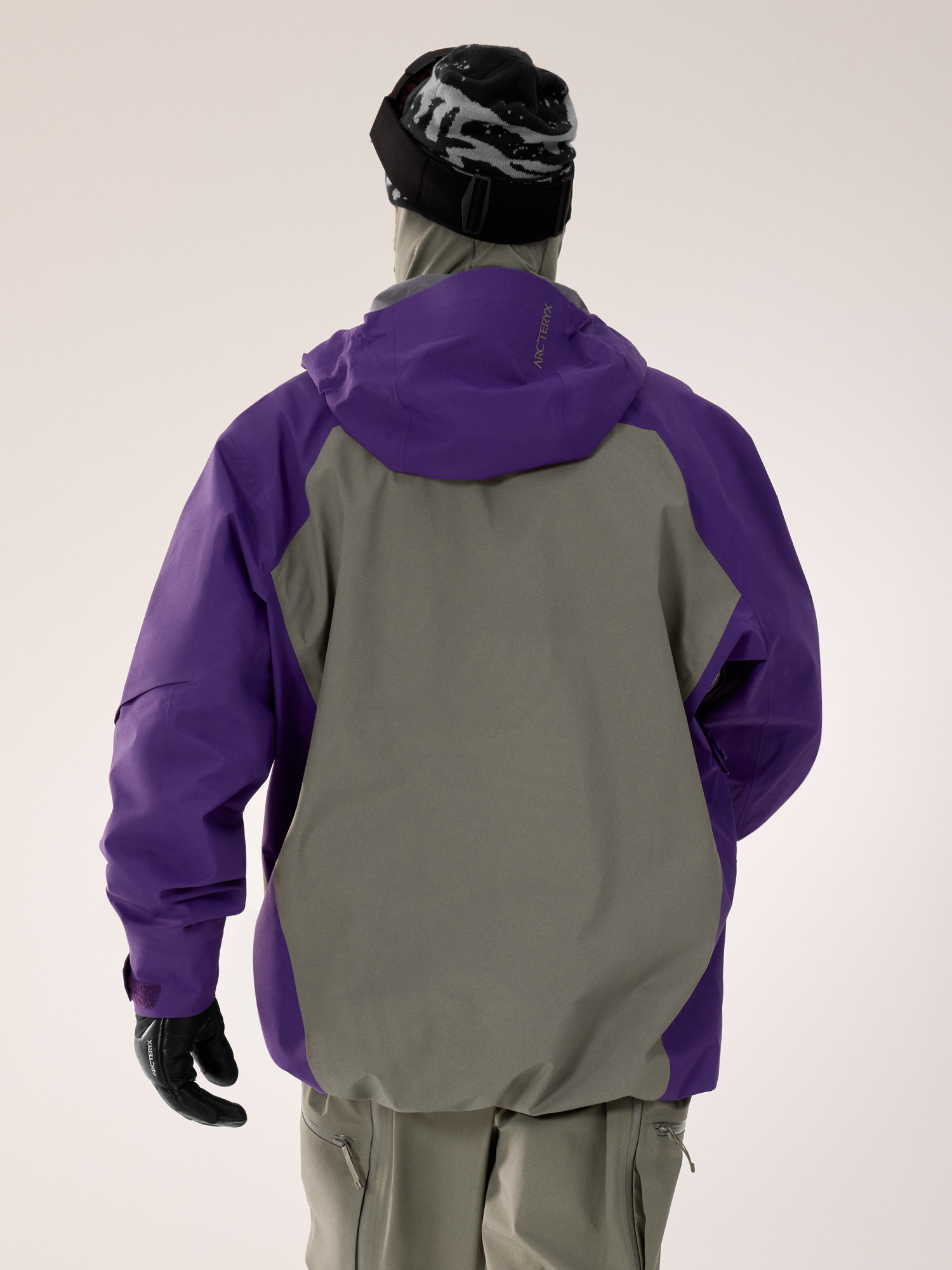 Product Image https://product.arcteryx.co.kr/images/products/685952/F25_X000010536_details_Sabre_Jacket_Azalea_Forage_Back_View.jpg