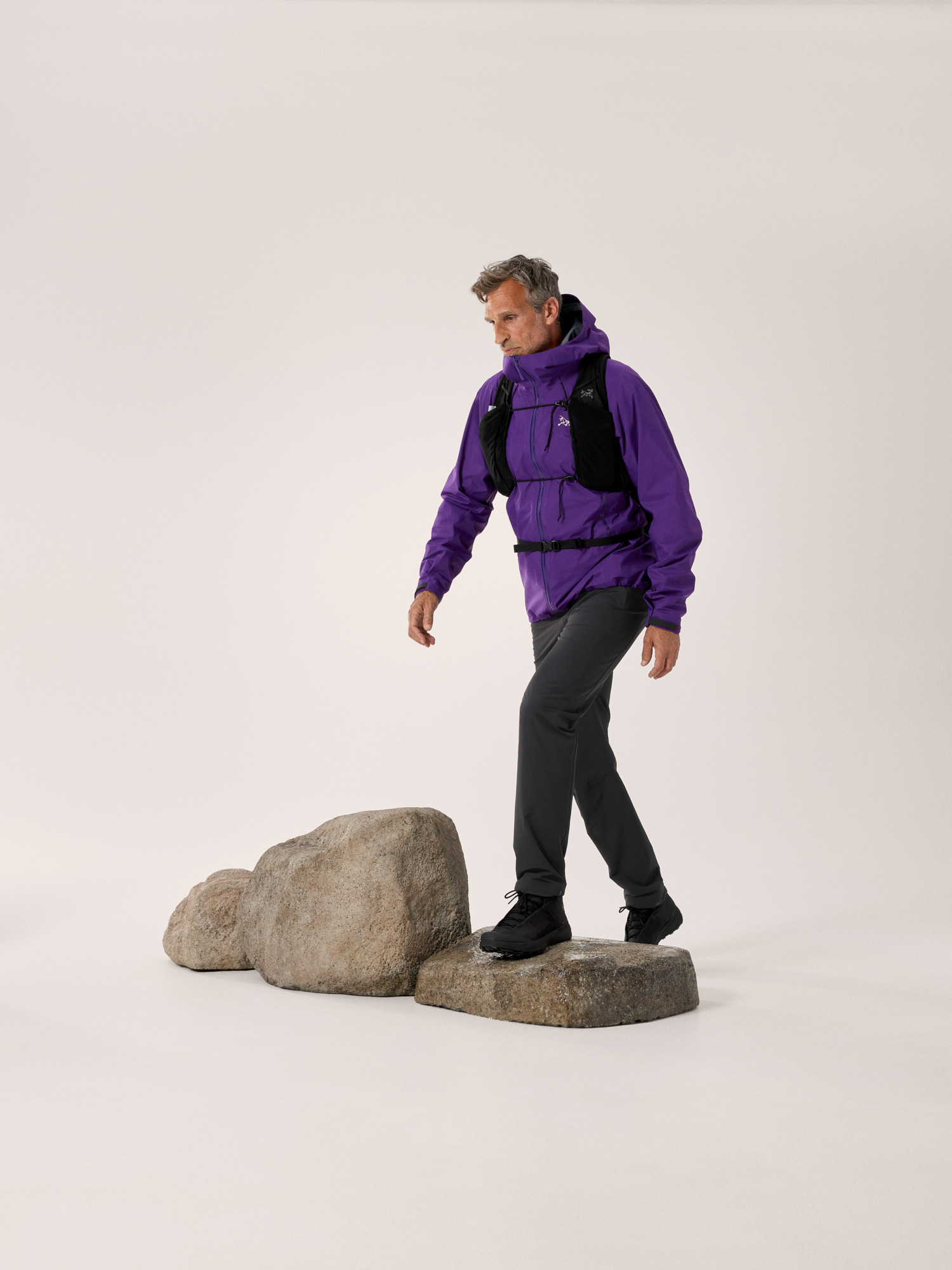 Product Image https://product.arcteryx.co.kr/images/products/685957/F25_X000010552_details_Beta_SL_Jacket_Azalea_Full_Body.jpg