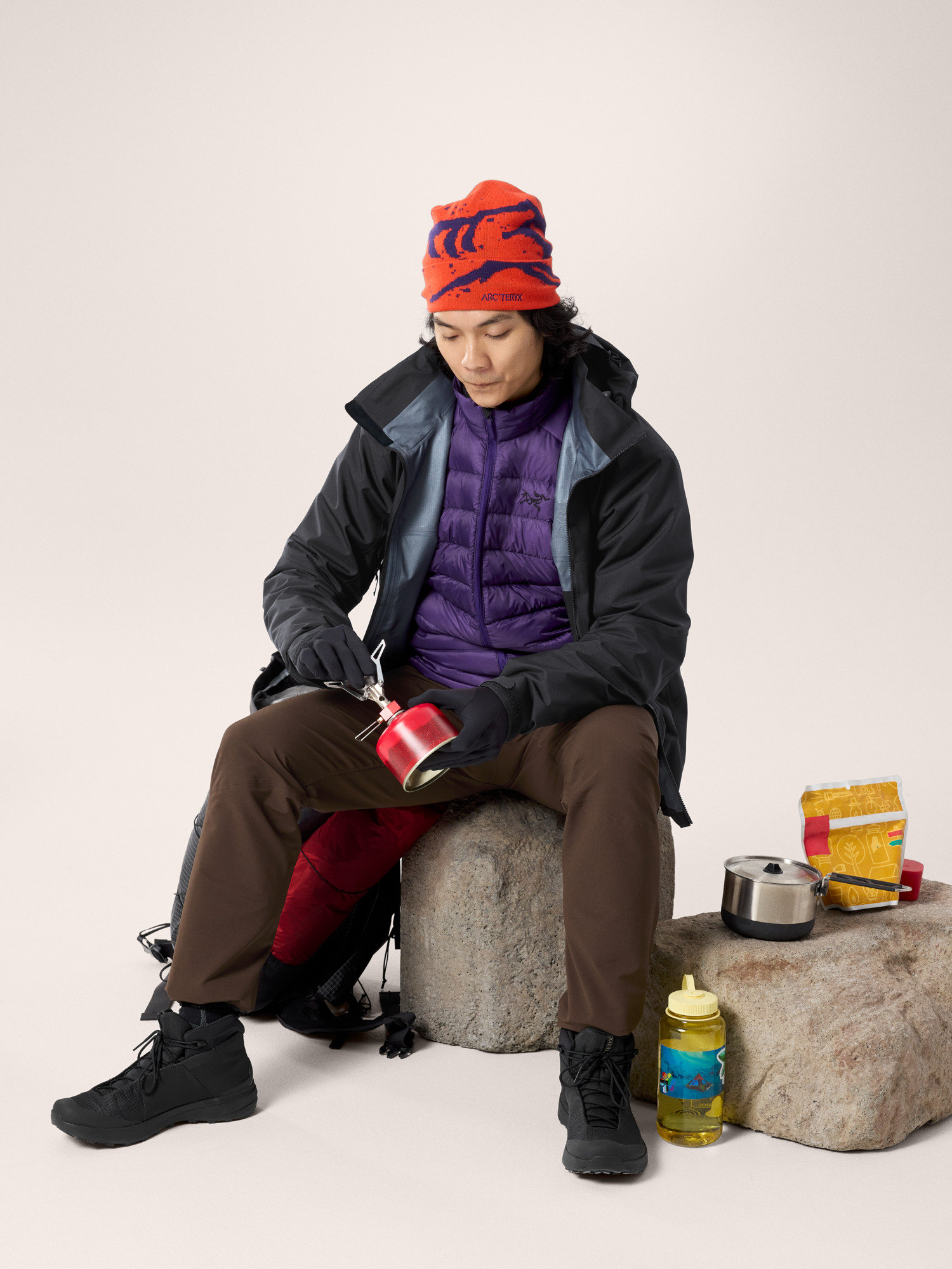 Product Image https://product.arcteryx.co.kr/images/products/685959/F25_X000010579_details_Cerium_Jacket_Azalea_Black_Full_Body.jpg