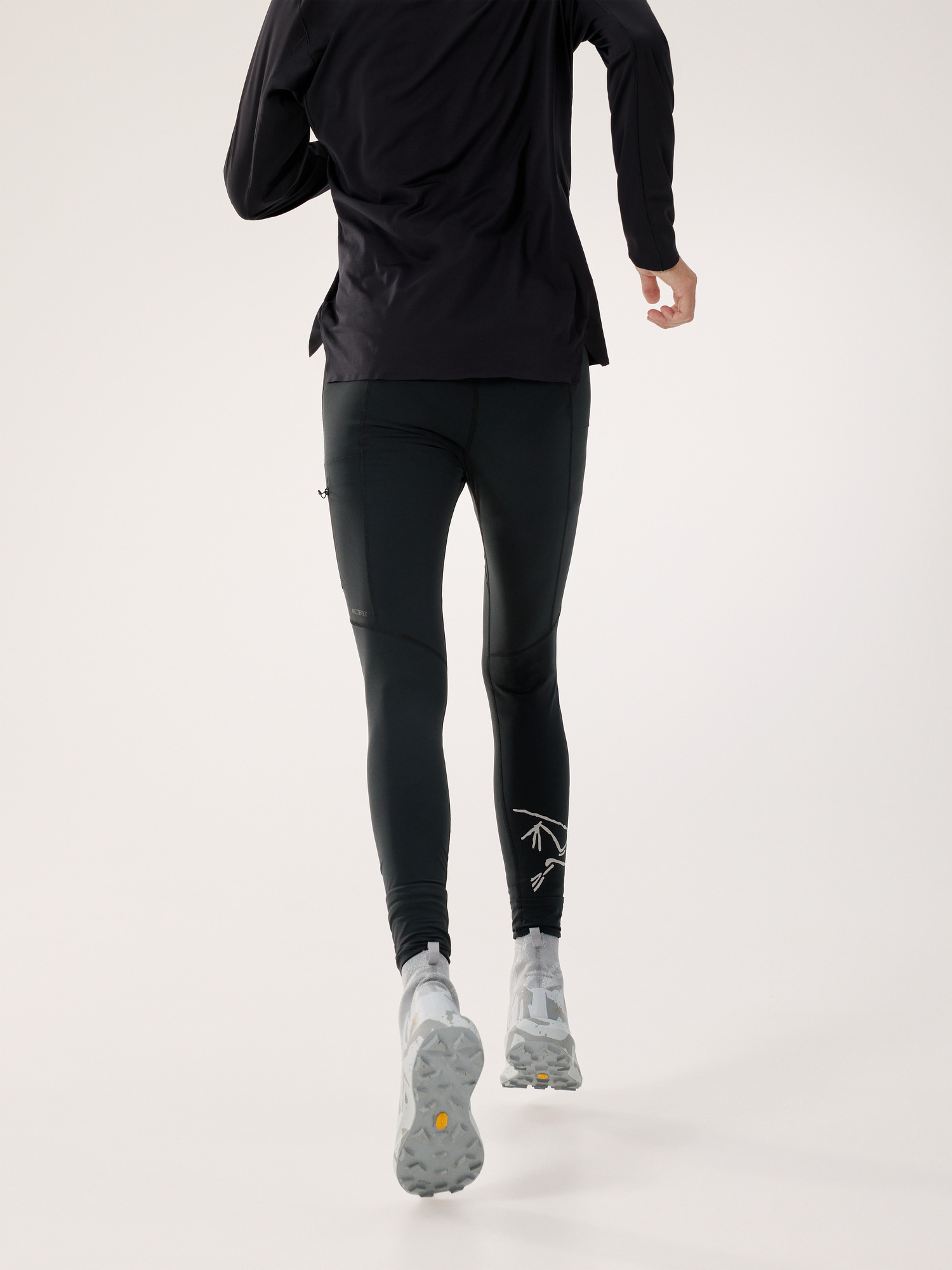 Product Image https://product.arcteryx.co.kr/images/products/686032/F25_X000010126_details_Norvan_Tight_Black_Back_View.jpg
