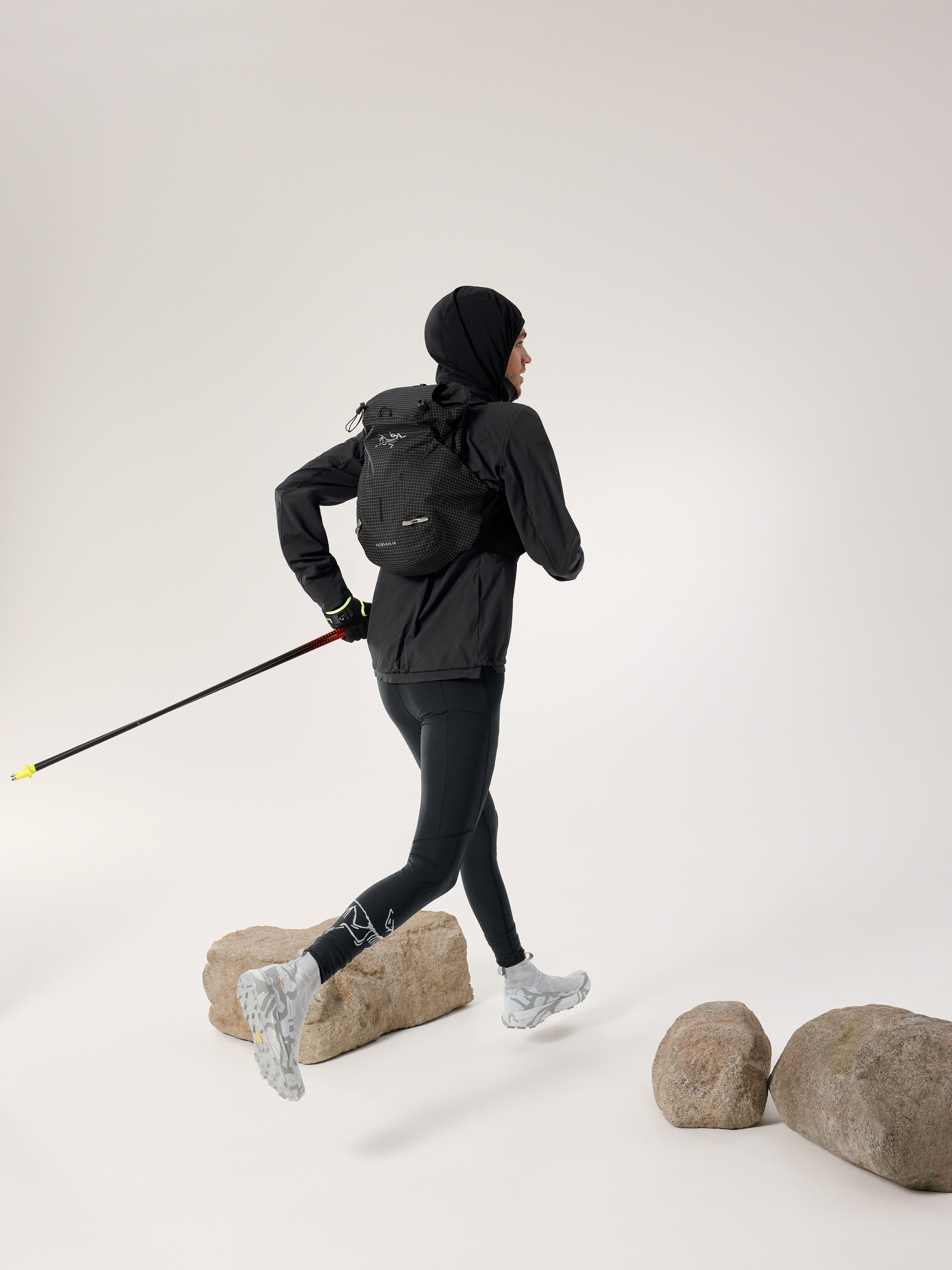Product Image https://product.arcteryx.co.kr/images/products/686032/F25_X000010126_details_Norvan_Tight_Black_Full_Body.jpg