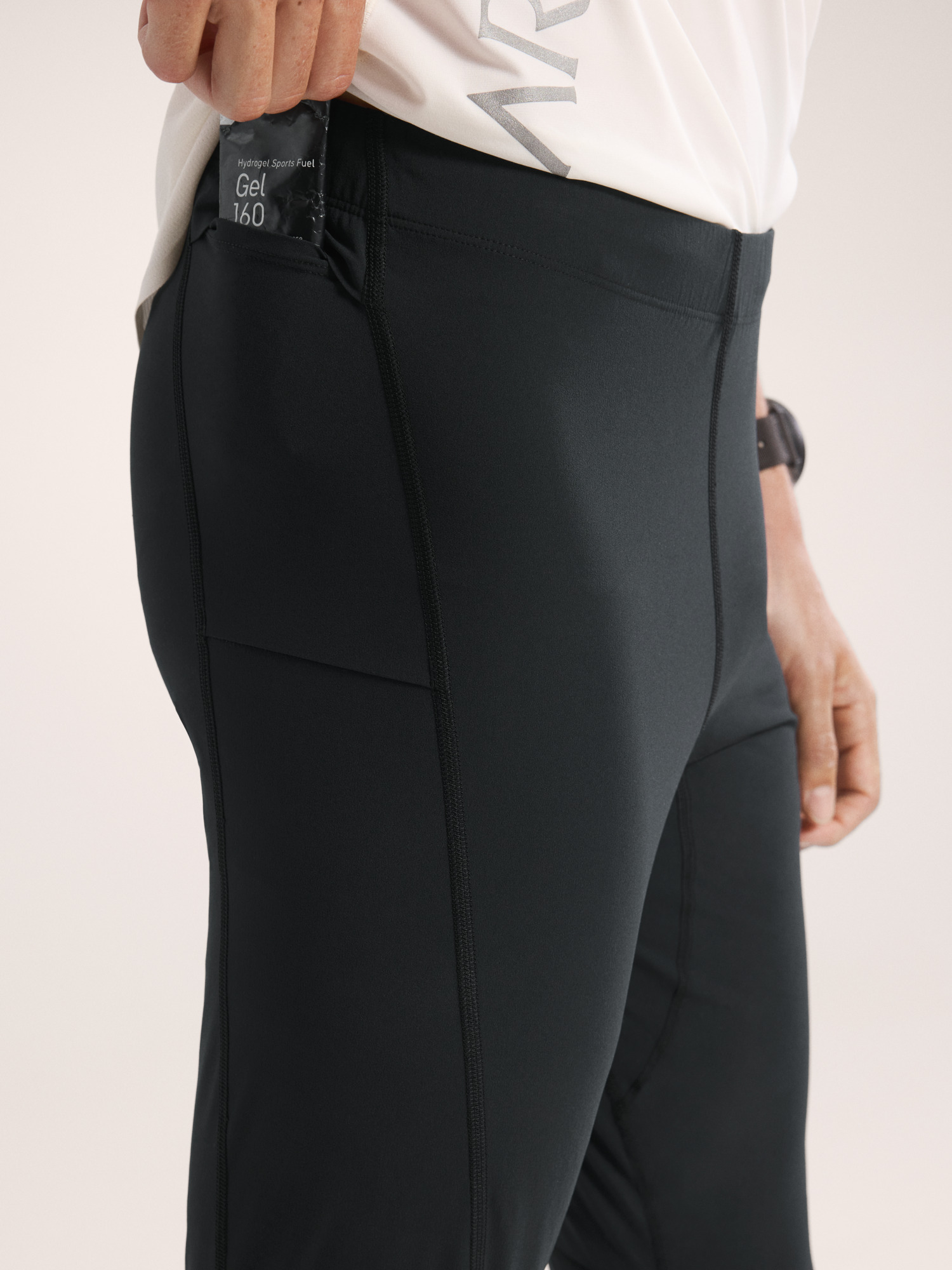 Product Image https://product.arcteryx.co.kr/images/products/686032/F25_X000010126_details_Norvan_Tight_Black_Waist_Detail.jpg