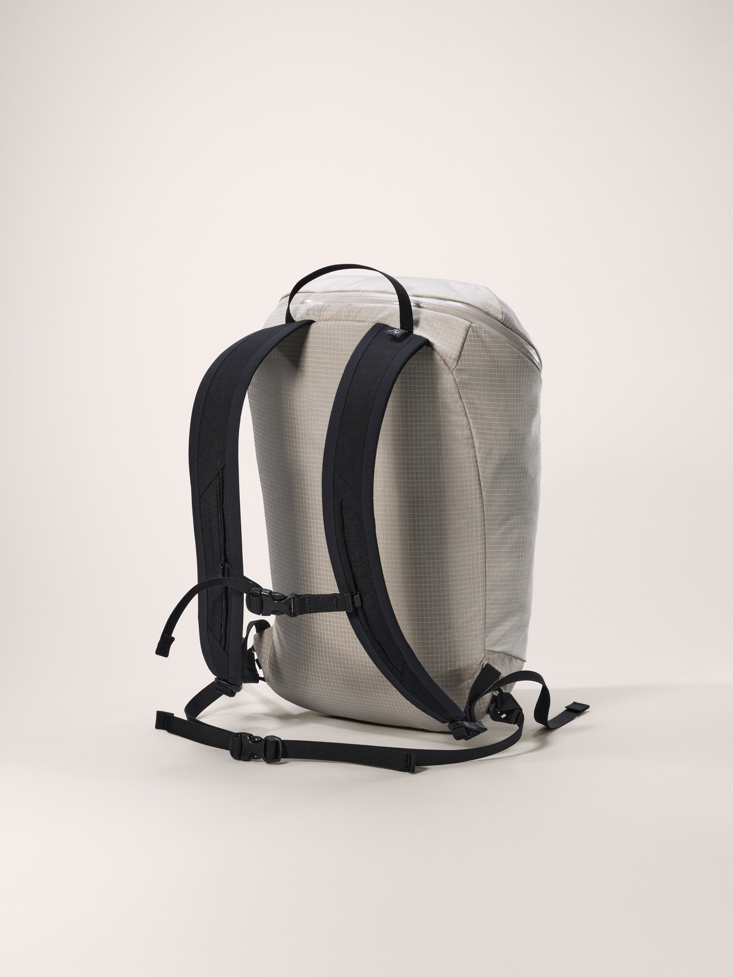 Product Image https://product.arcteryx.co.kr/images/products/686180/S26_X000009832_details_Konseal_15_Backpack_Rune_Back.jpg