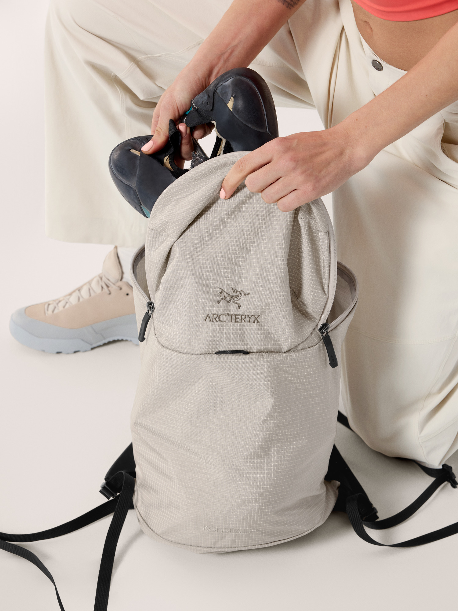 Product Image https://product.arcteryx.co.kr/images/products/686180/S26_X000009832_details_Konseal_15_Backpack_Rune_Hover.jpg