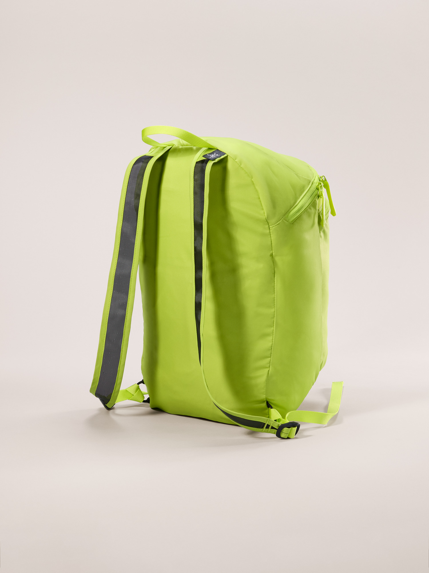 Product Image https://product.arcteryx.co.kr/images/products/686182/S26_X000010358_details_Heliad_15_Backpack_Mantis_Back.jpg