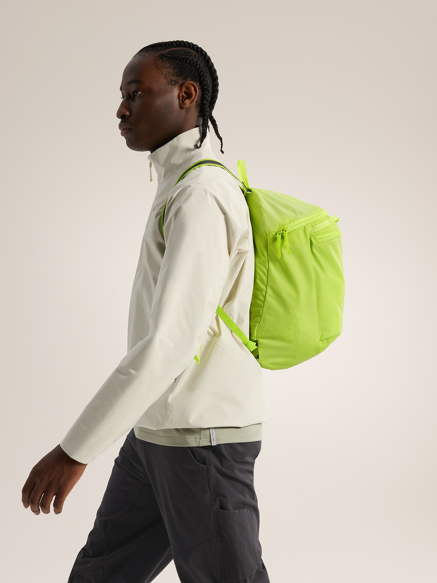 Product Image https://product.arcteryx.co.kr/images/products/686182/S26_X000010358_details_Heliad_15_Backpack_Mantis_Side_View.jpg