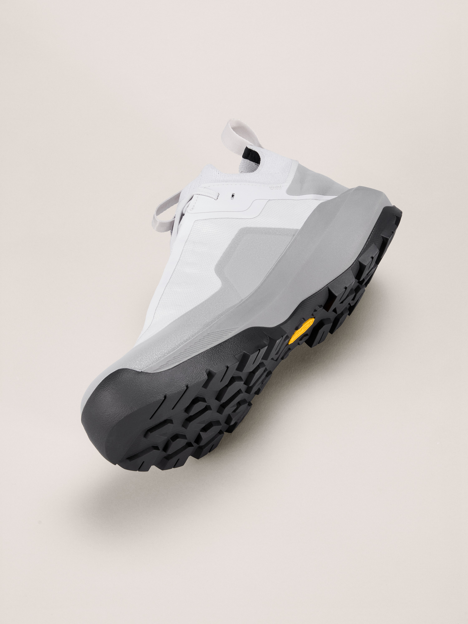 Product Image https://product.arcteryx.co.kr/images/products/686206/S26_X000009602_details_Vertex_Alpine_GTX_Shoe_Solitude_Void_Side.jpg