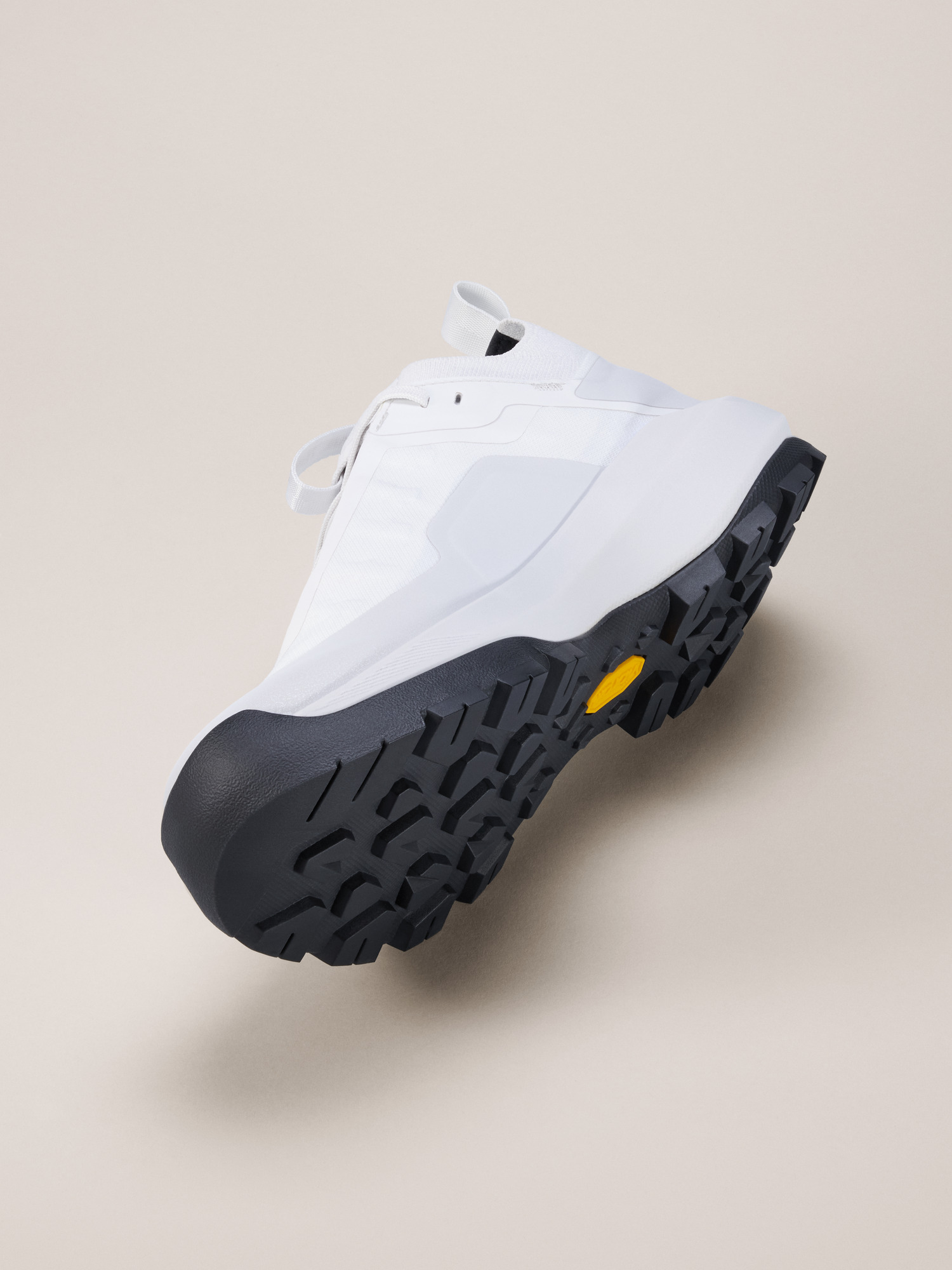 Product Image https://product.arcteryx.co.kr/images/products/686221/S26_X000009603_details_Vertex_Alpine_GTX_Shoe_Atmos_Solitude_Women_s_Side.jpg