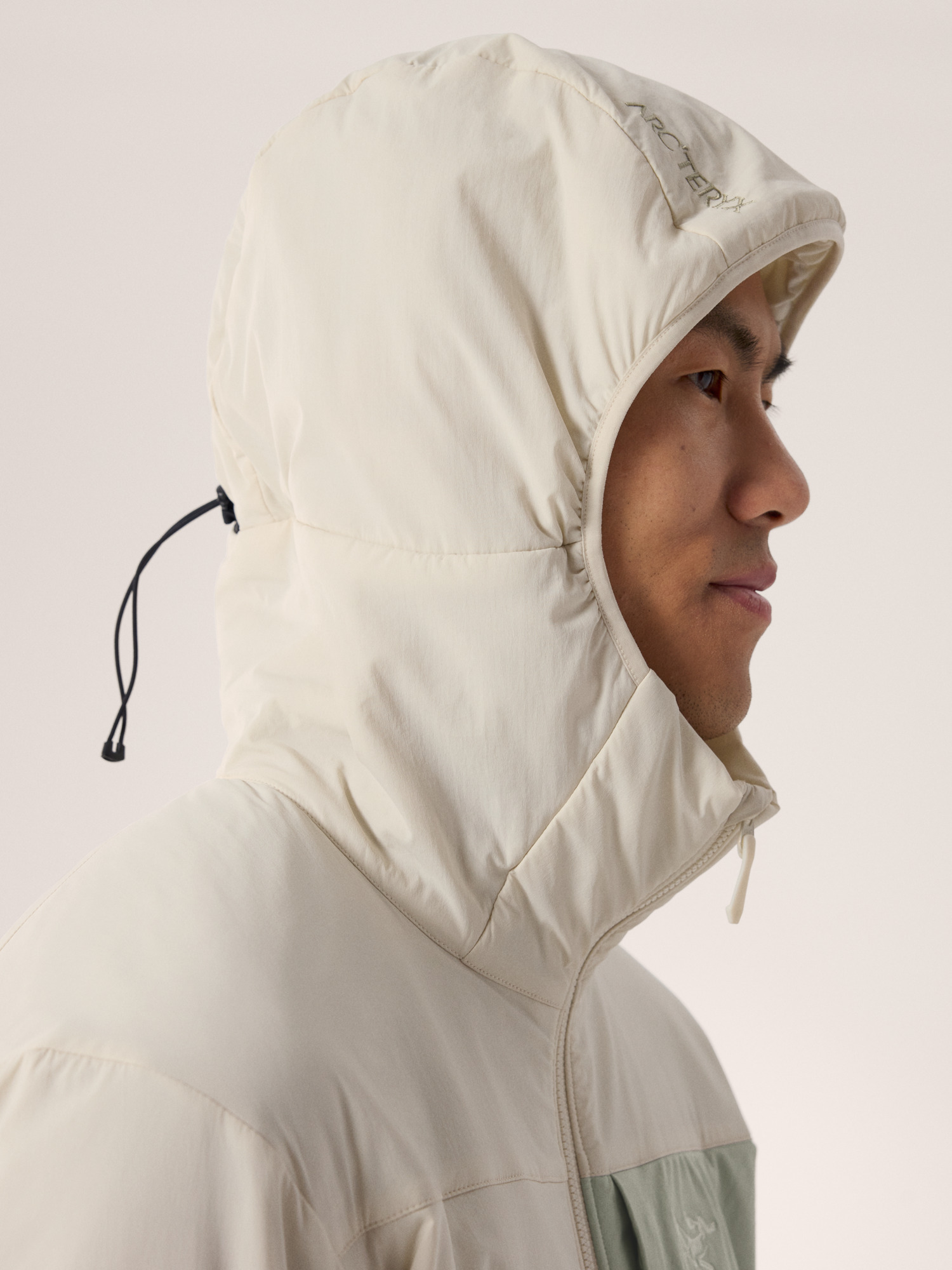 Product Image https://product.arcteryx.co.kr/images/products/686237/S26_X000008436_details_Proton_Hoody_Sea_Salt_Habitat_Hood.jpg