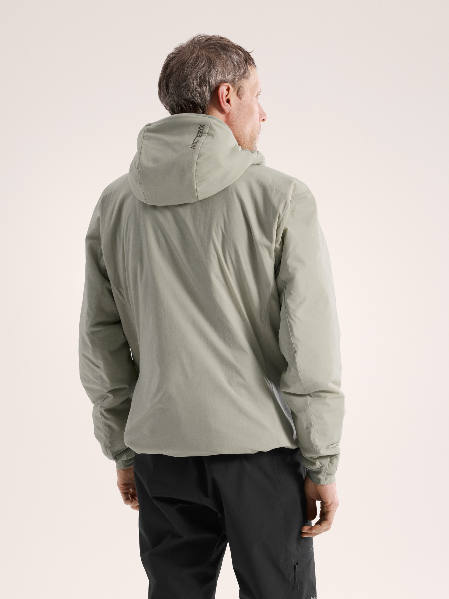 Product Image https://product.arcteryx.co.kr/images/products/686241/S26_X000009556_details_Atom_Hoody_Habitat_Back_View.jpg