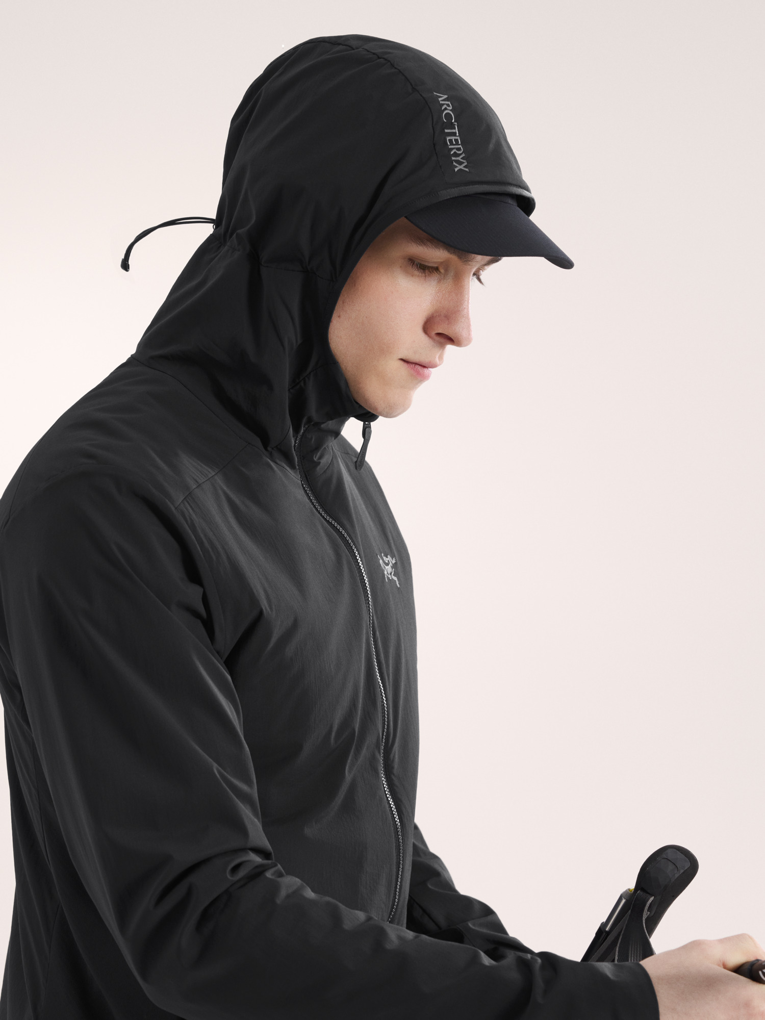 Product Image https://product.arcteryx.co.kr/images/products/686244/S26_X000009560_details_Atom_SL_Hoody_Black_Hood.jpg