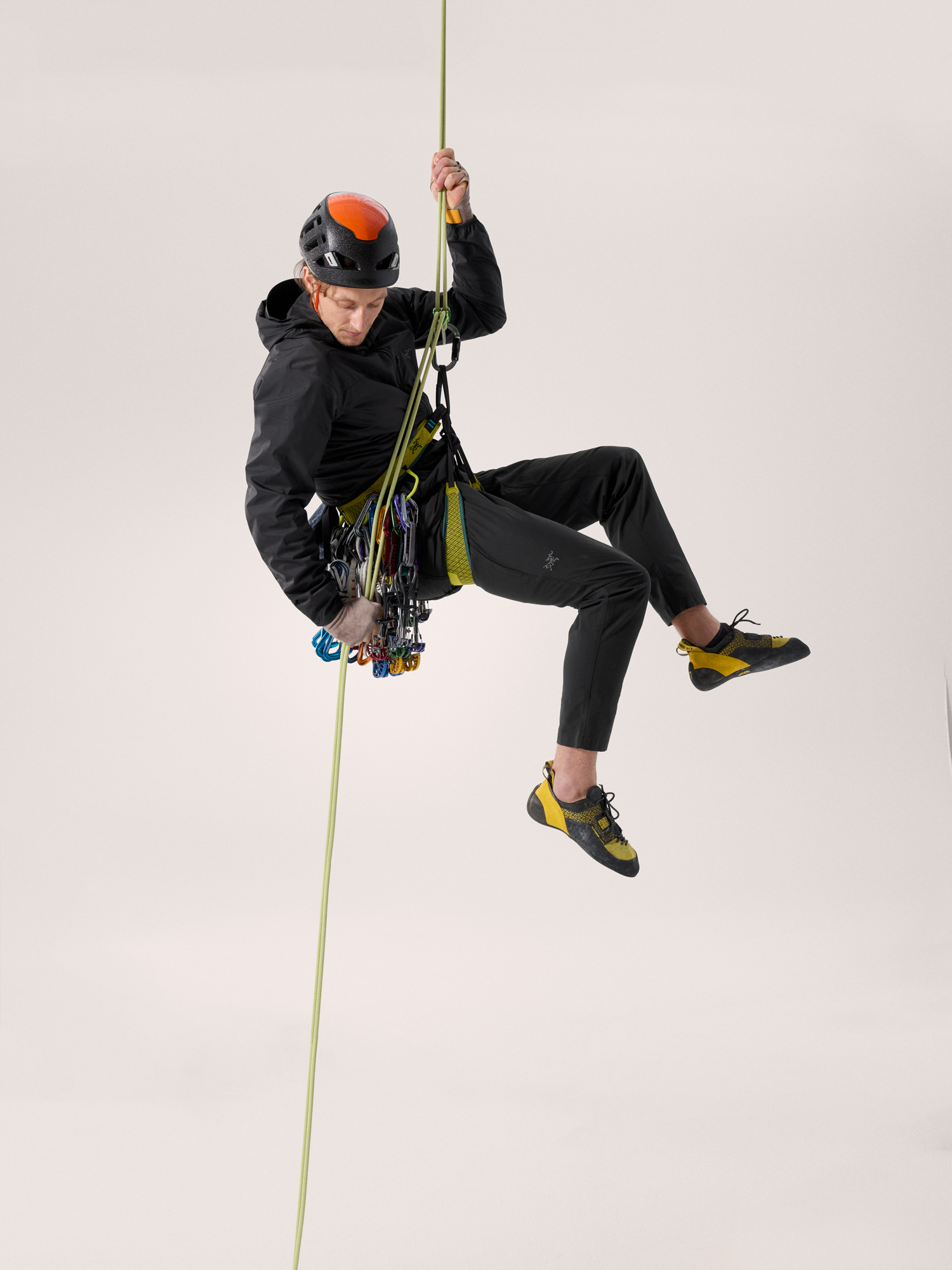 Product Image https://product.arcteryx.co.kr/images/products/686259/S26_X000010276_details_Squamish_Hoody_Black_Full_Body.jpg