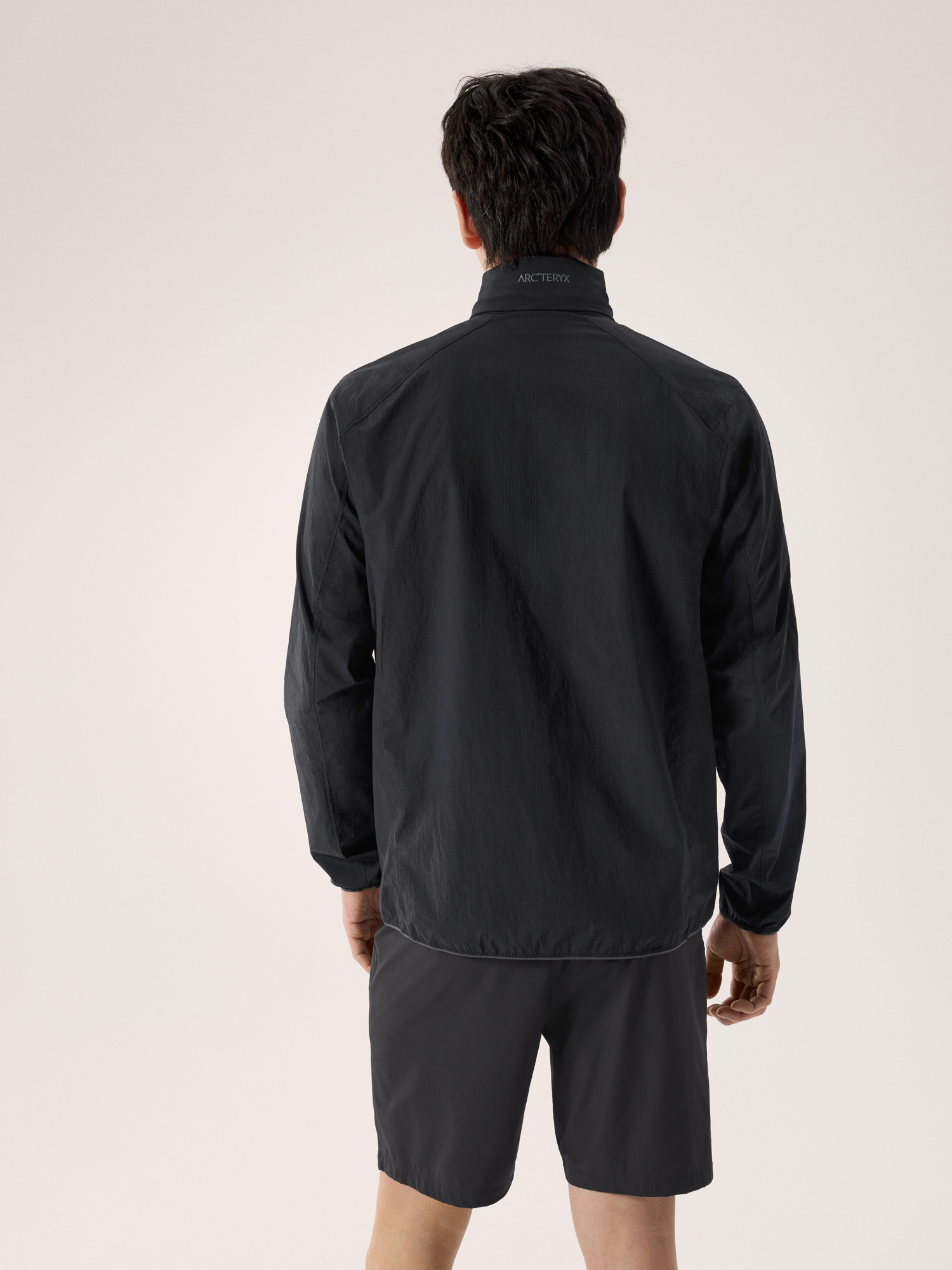 Product Image https://product.arcteryx.co.kr/images/products/686262/S26_X000010285_details_Ossa_Stowhood_Jacket_Black_Back_View.jpg