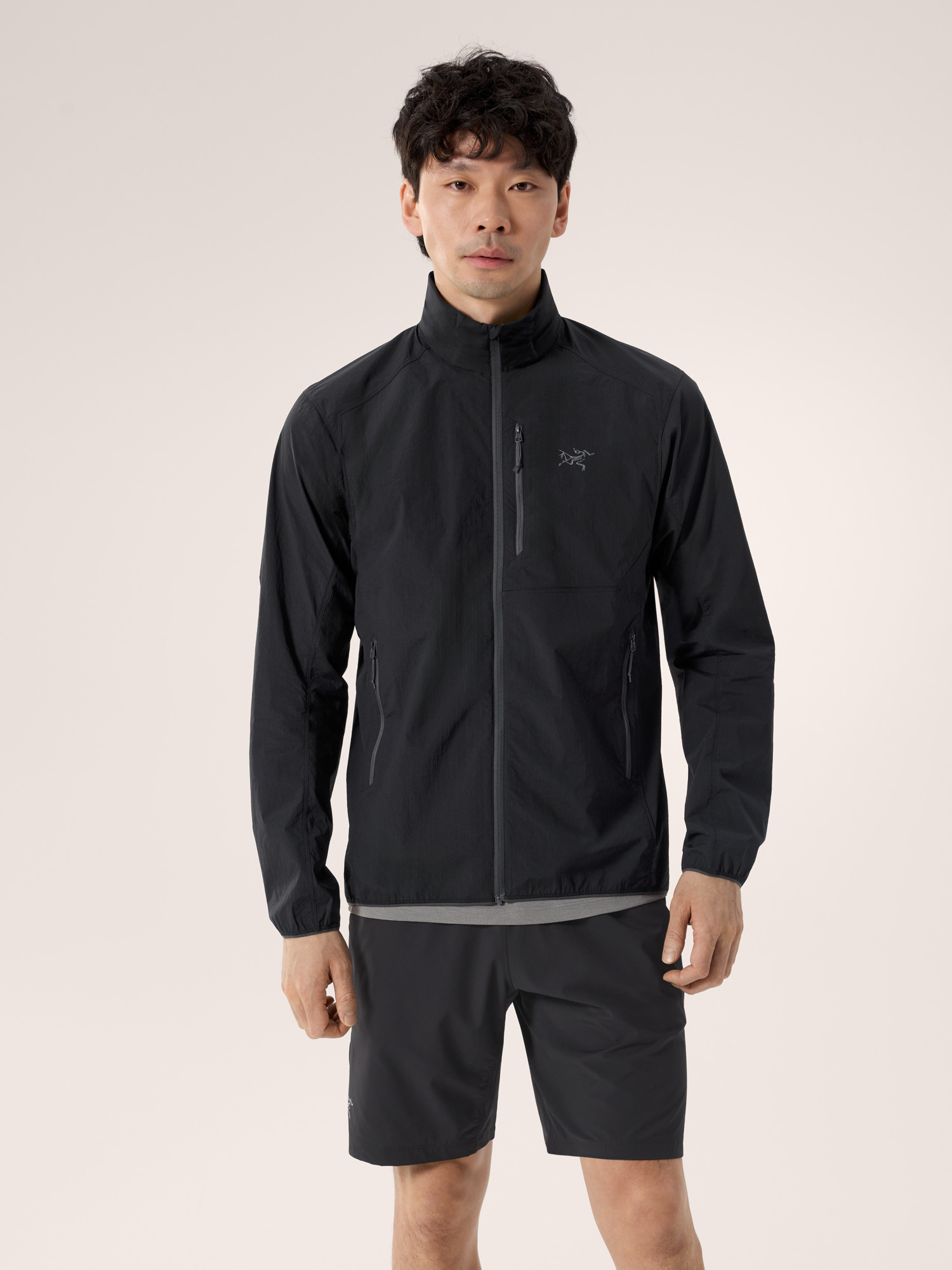 Product Image https://product.arcteryx.co.kr/images/products/686262/S26_X000010285_details_Ossa_Stowhood_Jacket_Black_Front_View.jpg