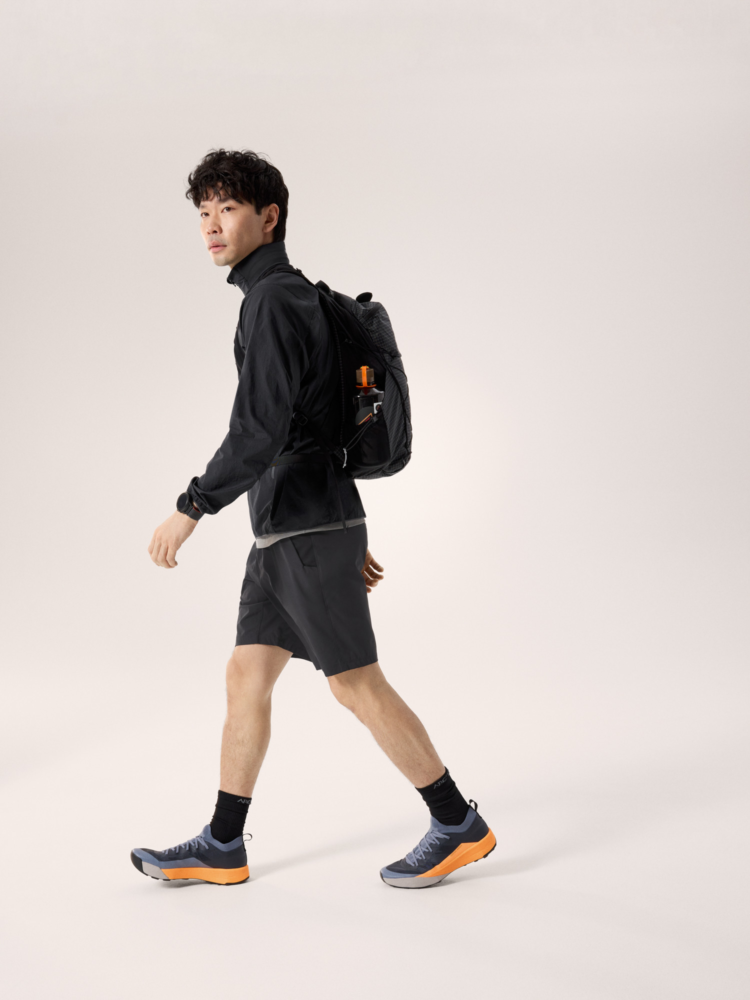 Product Image https://product.arcteryx.co.kr/images/products/686262/S26_X000010285_details_Ossa_Stowhood_Jacket_Black_Full_Body.jpg