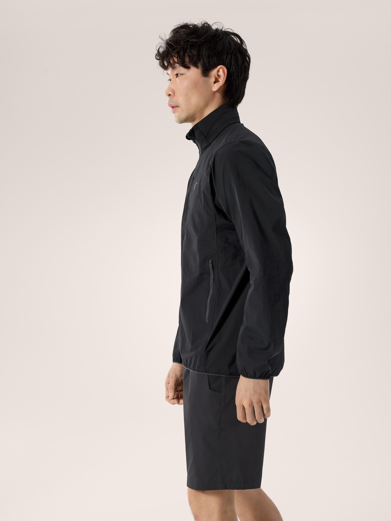 Product Image https://product.arcteryx.co.kr/images/products/686262/S26_X000010285_details_Ossa_Stowhood_Jacket_Black_Side_View.jpg