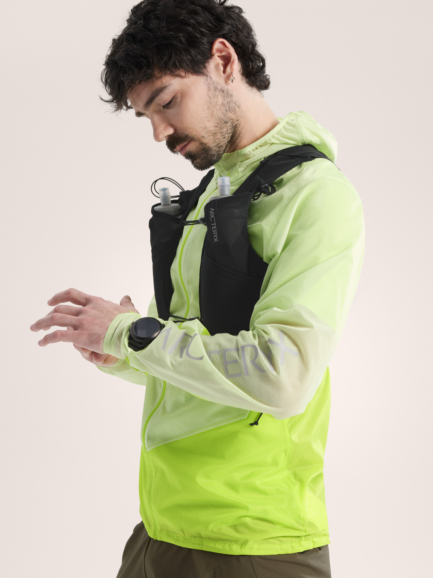 Product Image https://product.arcteryx.co.kr/images/products/686263/S26_X000010354_details_Norvan_Windshell_Hoody_Shincha_Mantis_Hover.jpg