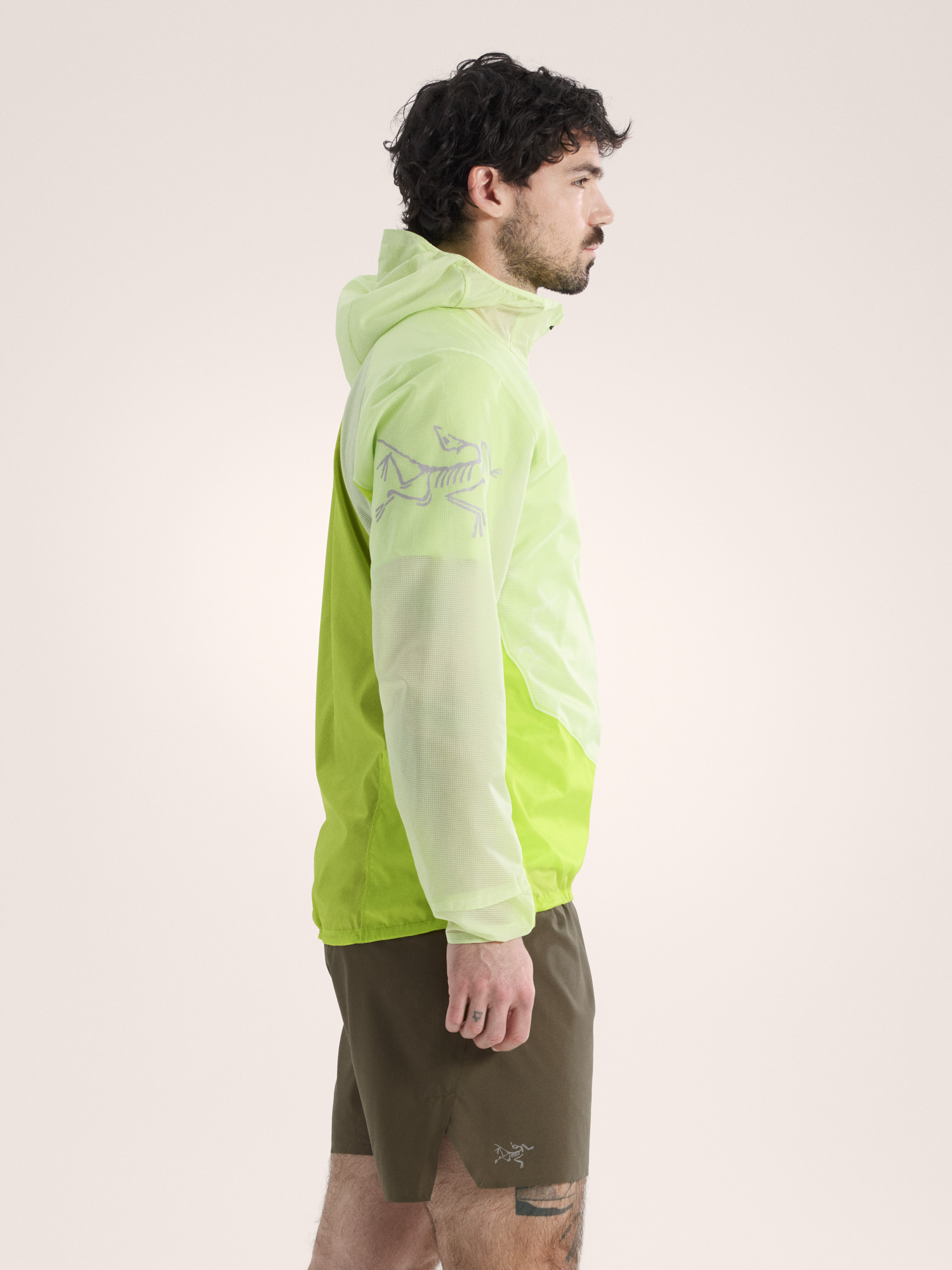 Product Image https://product.arcteryx.co.kr/images/products/686263/S26_X000010354_details_Norvan_Windshell_Hoody_Shincha_Mantis_Side_View.jpg