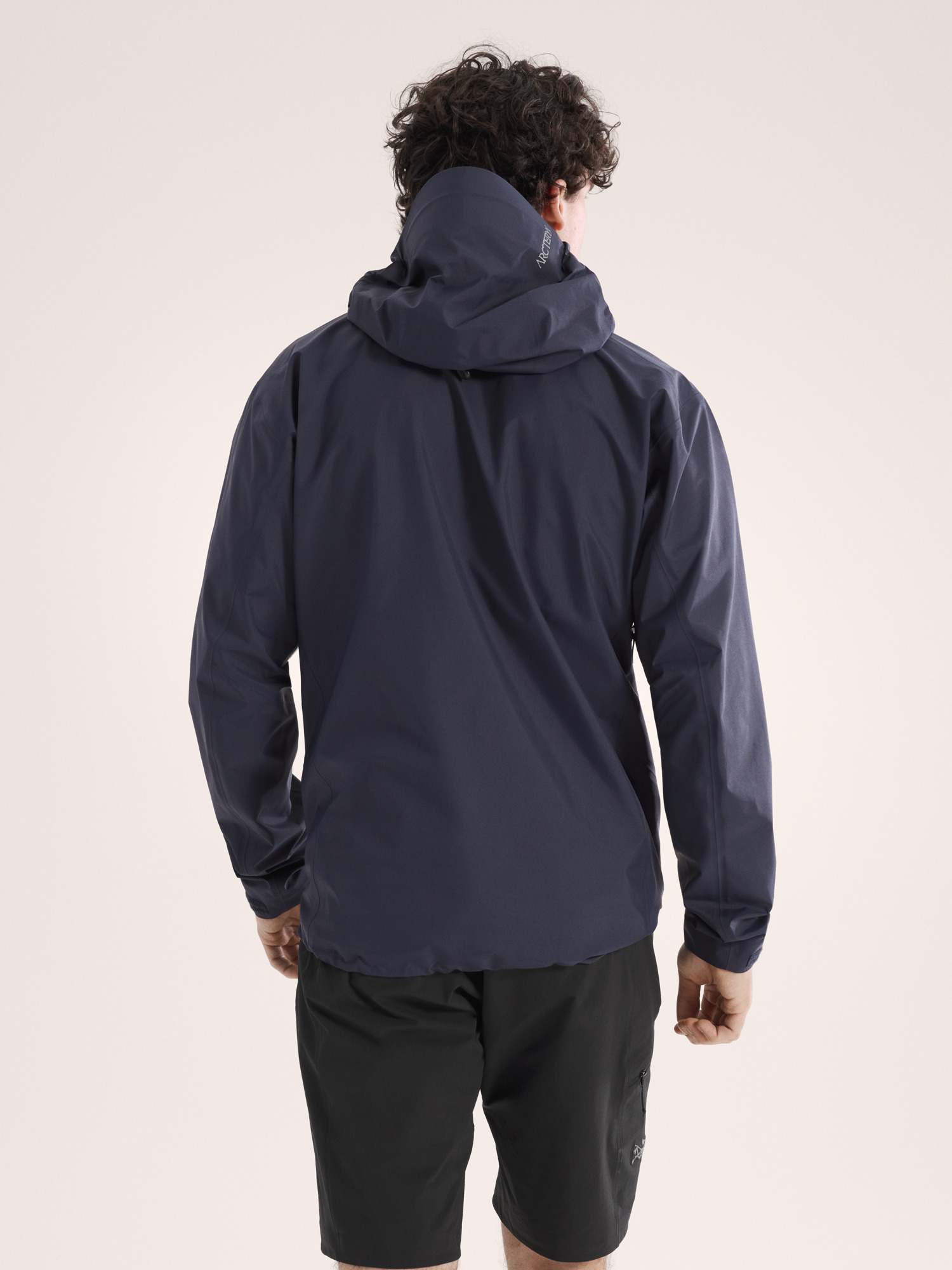 Product Image https://product.arcteryx.co.kr/images/products/686267/S26_X000010552_details_Beta_SL_Jacket_Black_Sapphire_Back_View.jpg