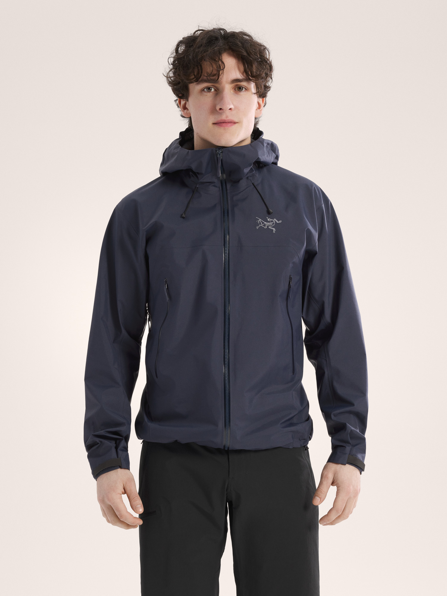 Product Image https://product.arcteryx.co.kr/images/products/686267/S26_X000010552_details_Beta_SL_Jacket_Black_Sapphire_Front_View.jpg