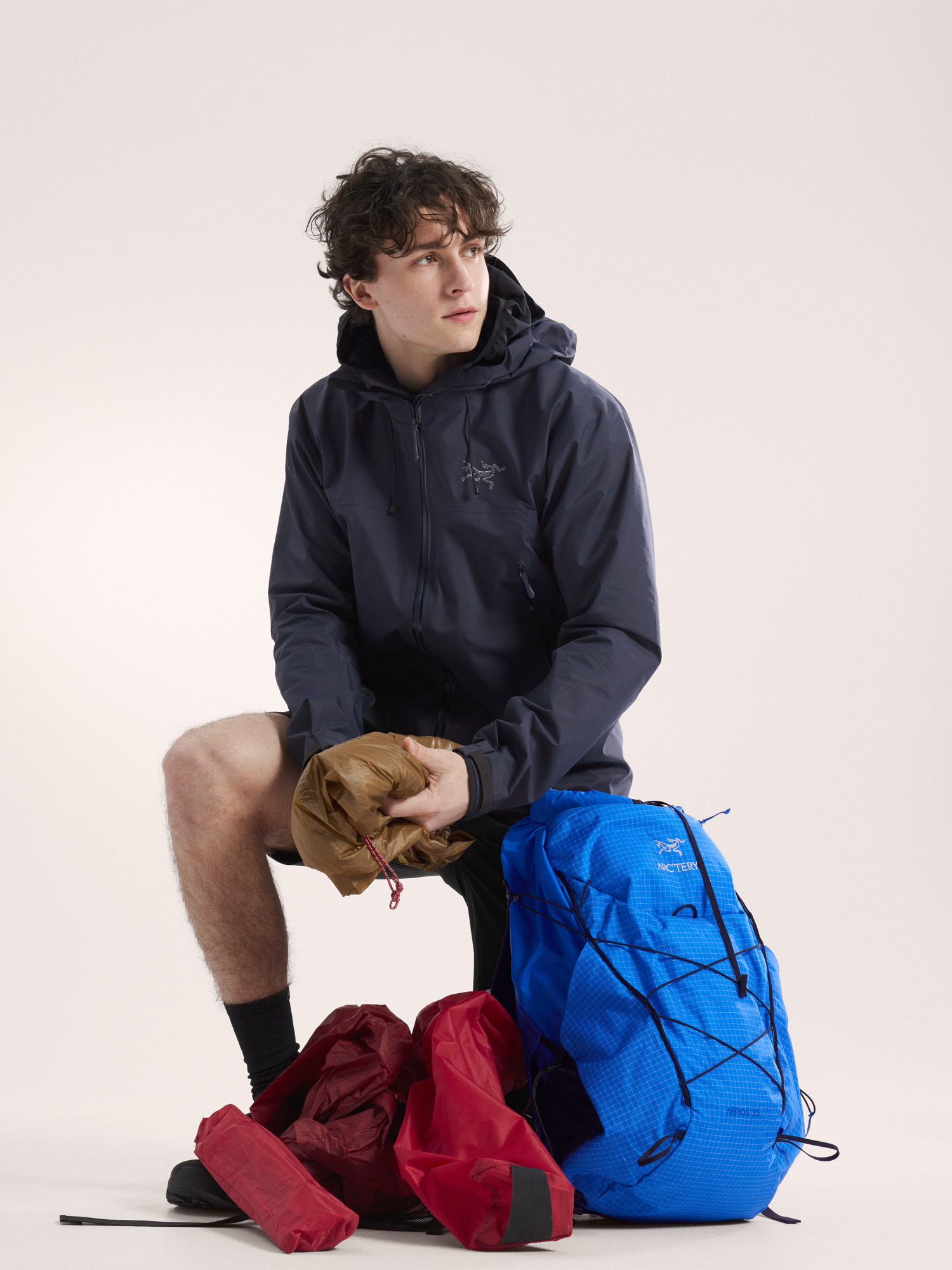 Product Image https://product.arcteryx.co.kr/images/products/686267/S26_X000010552_details_Beta_SL_Jacket_Black_Sapphire_Full_Body.jpg