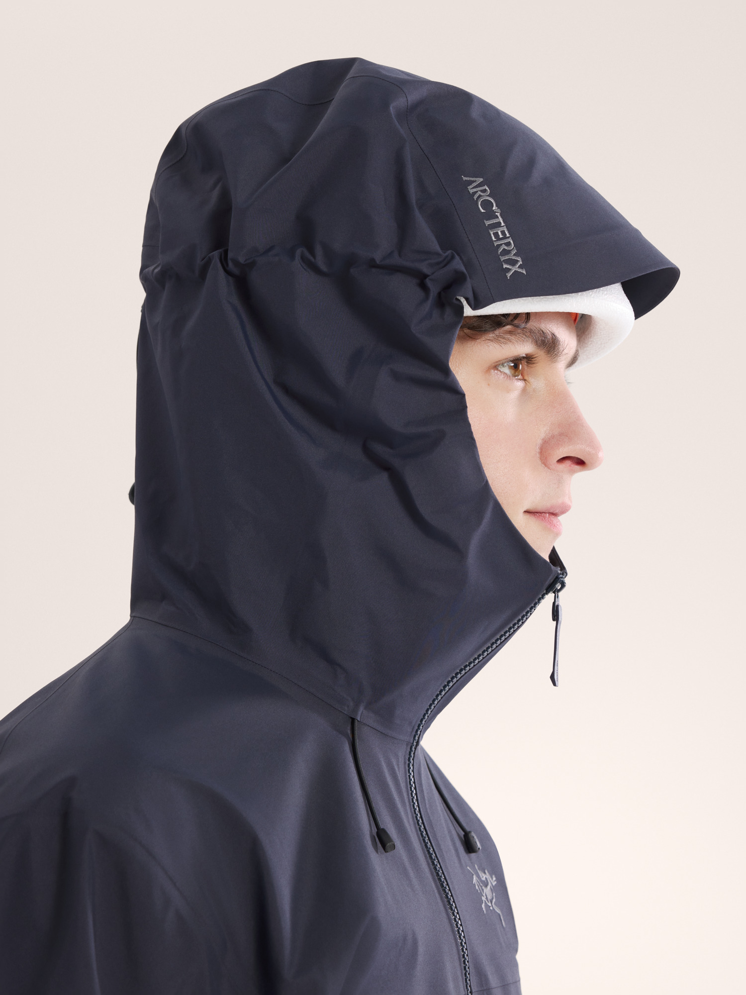 Product Image https://product.arcteryx.co.kr/images/products/686267/S26_X000010552_details_Beta_SL_Jacket_Black_Sapphire_Hood.jpg
