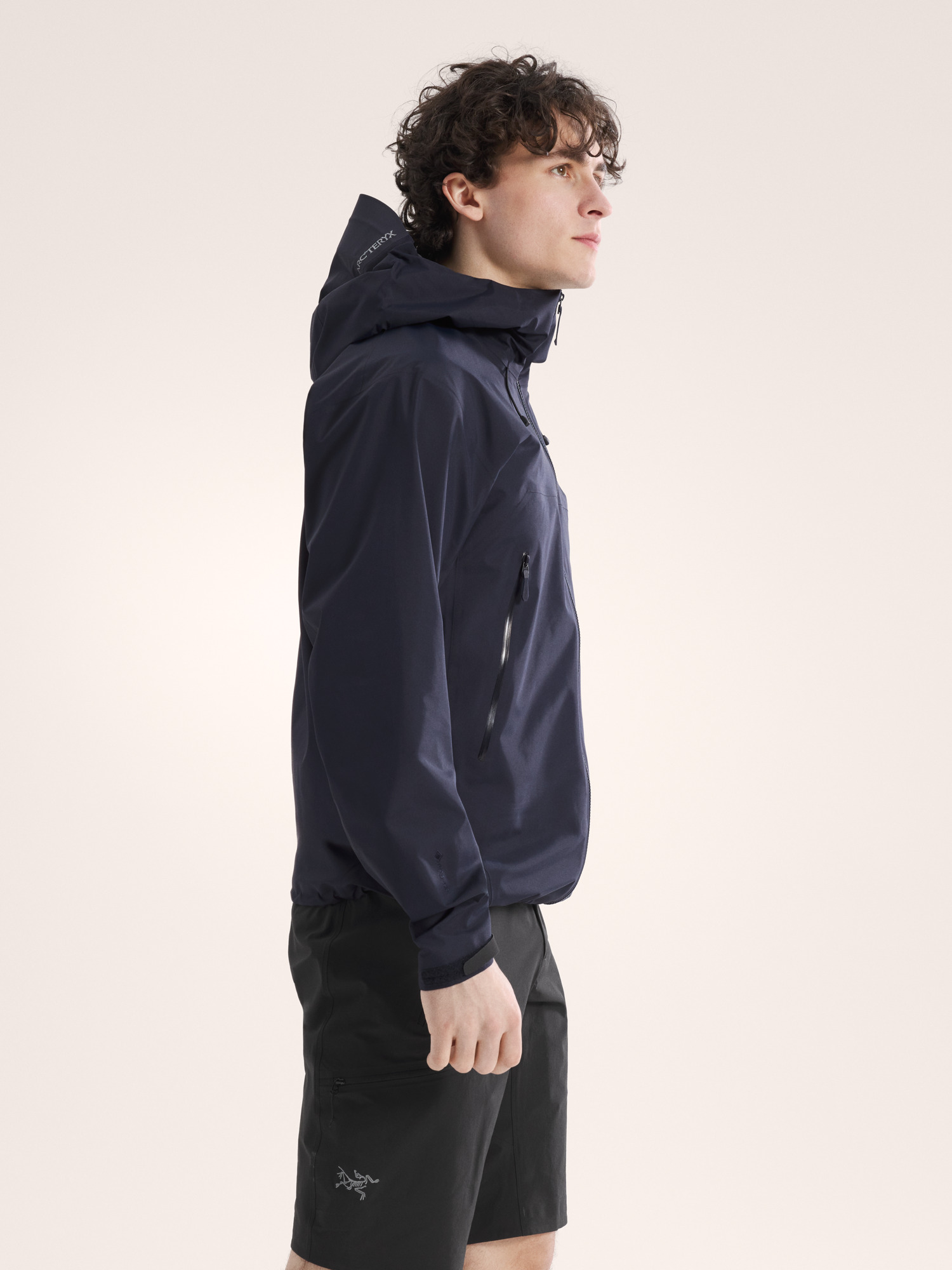 Product Image https://product.arcteryx.co.kr/images/products/686267/S26_X000010552_details_Beta_SL_Jacket_Black_Sapphire_Side_View.jpg