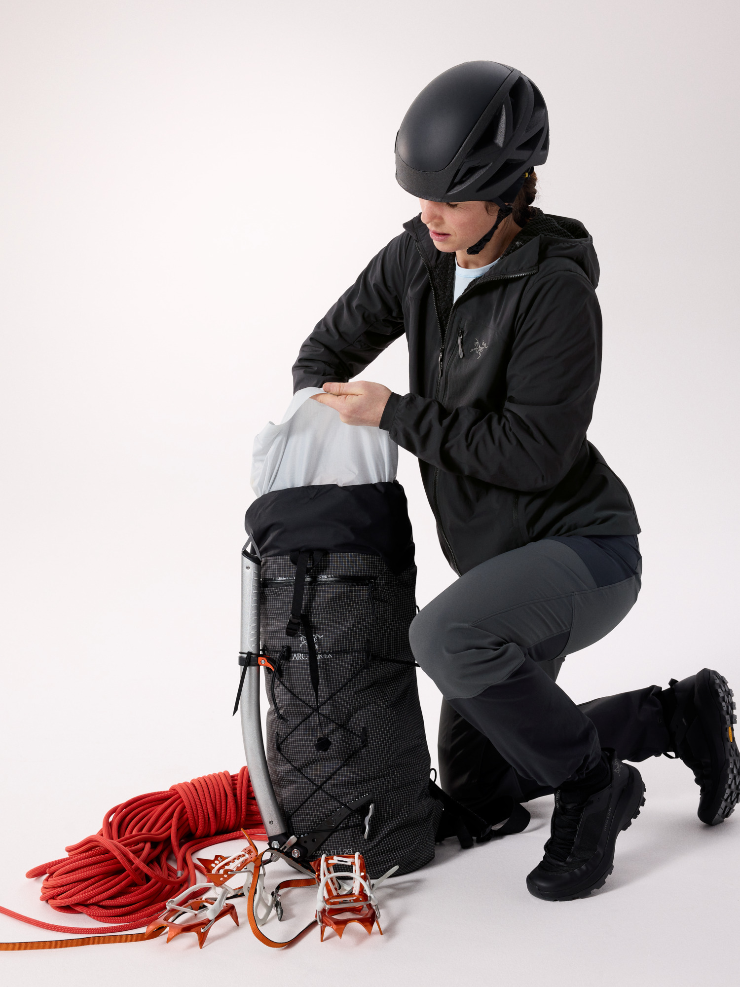 Product Image https://product.arcteryx.co.kr/images/products/686280/S26_X000009508_details_Proton_SL_Hoody_Black_Women_s_Full_Body.jpg