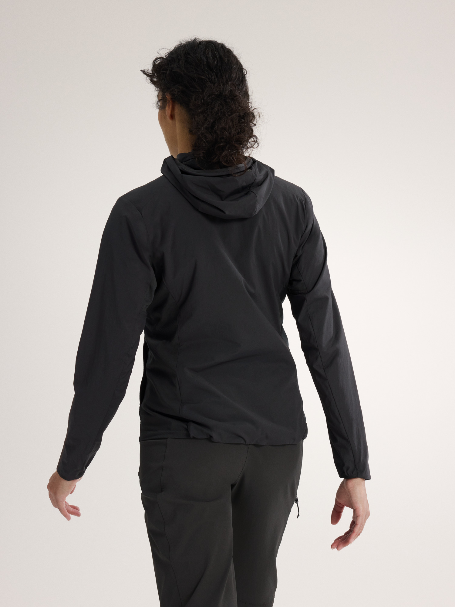 Product Image https://product.arcteryx.co.kr/images/products/686282/S26_X000009511_details_Atom_SL_Hoody_Black_Women_s_Back_View.jpg