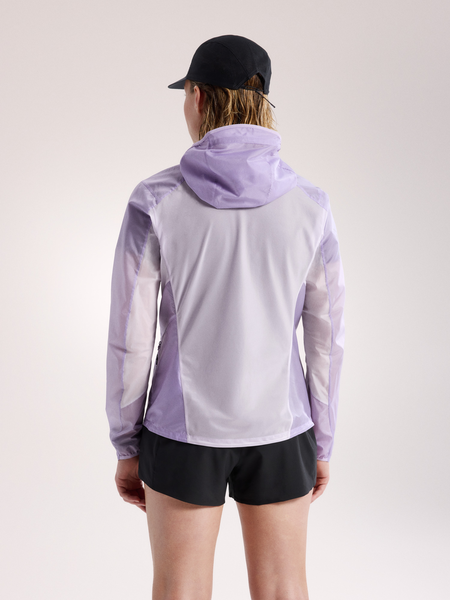 Product Image https://product.arcteryx.co.kr/images/products/686293/S26_X000010267_details_Norvan_Windshell_Hoody_Mallow_Women_s_Back_View.jpg