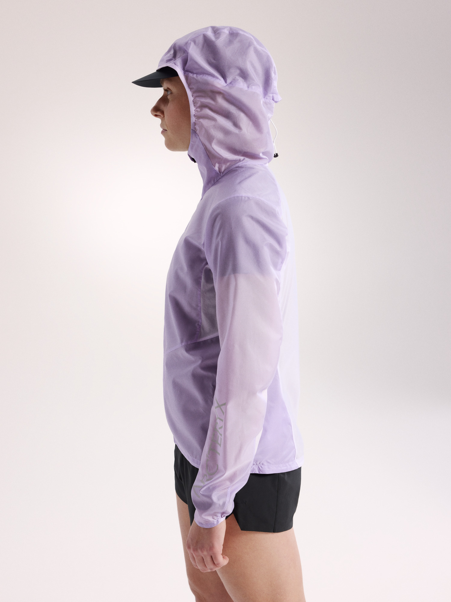 Product Image https://product.arcteryx.co.kr/images/products/686293/S26_X000010267_details_Norvan_Windshell_Hoody_Mallow_Women_s_Side_View.jpg
