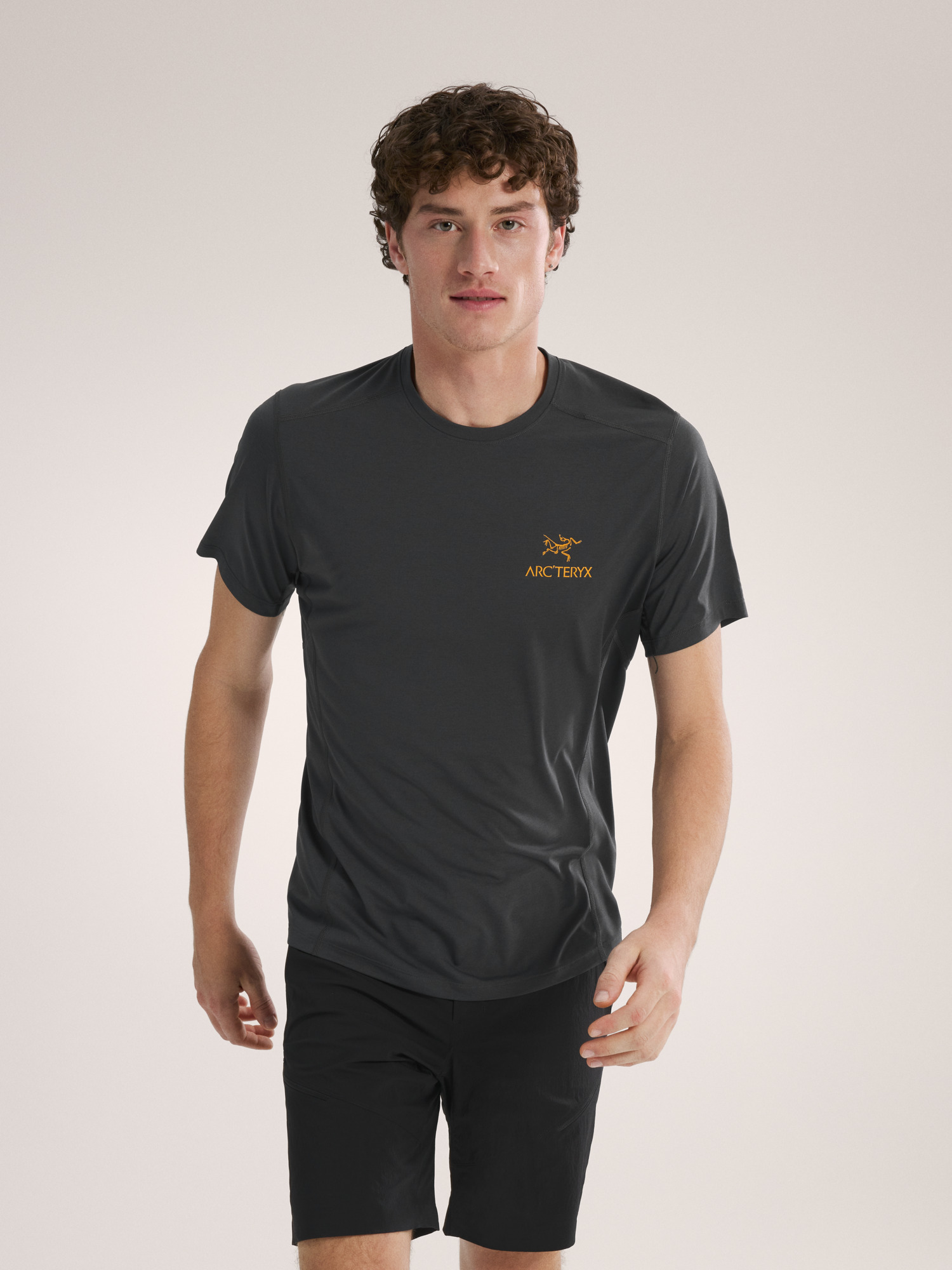 Product Image https://product.arcteryx.co.kr/images/products/686348/S26_X000007312_details_Motus_Crew_Neck_Arc_Word_Shirt_SS_Black_Heather_Front_View.jpg