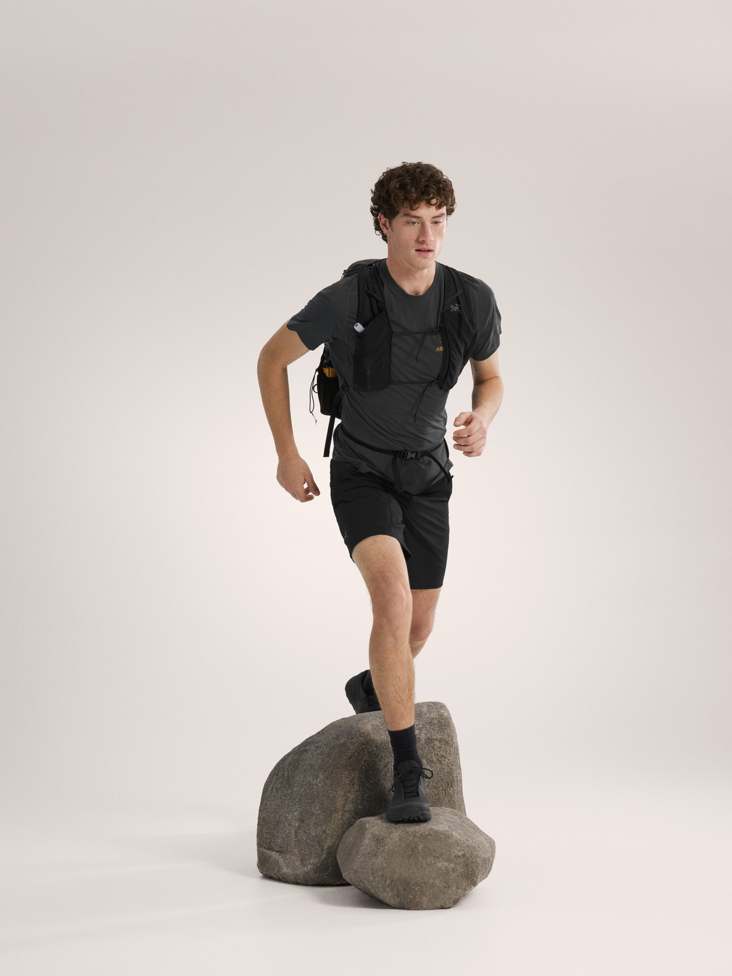 Product Image https://product.arcteryx.co.kr/images/products/686348/S26_X000007312_details_Motus_Crew_Neck_Arc_Word_Shirt_SS_Black_Heather_Full_Body.jpg