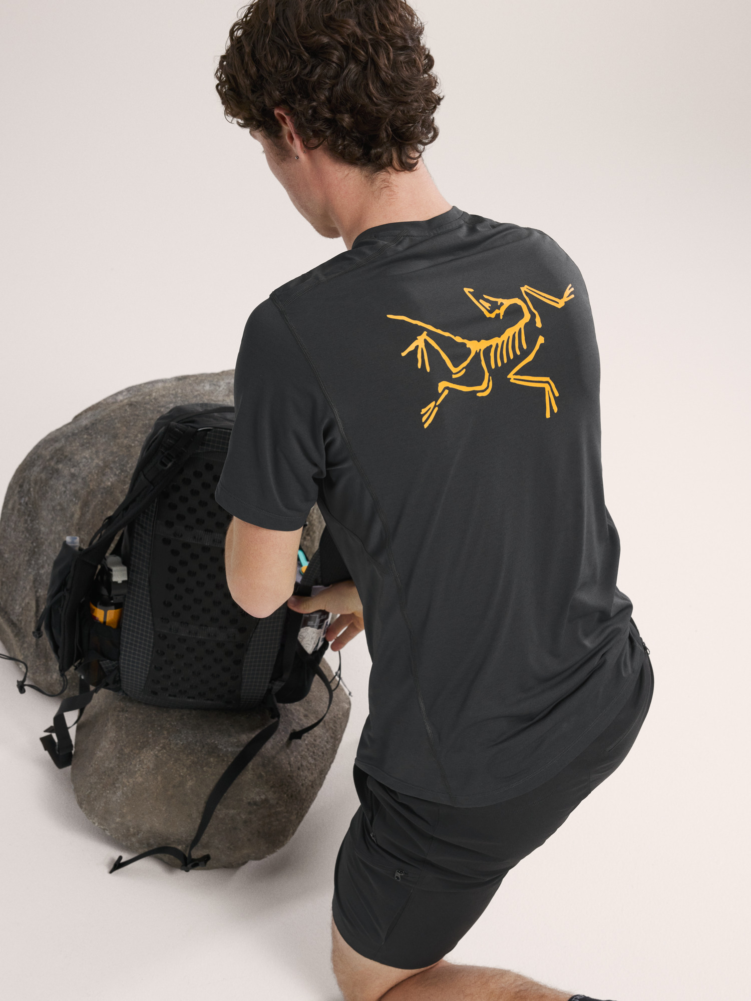 Product Image https://product.arcteryx.co.kr/images/products/686348/S26_X000007312_details_Motus_Crew_Neck_Arc_Word_Shirt_SS_Black_Heather_Hover.jpg