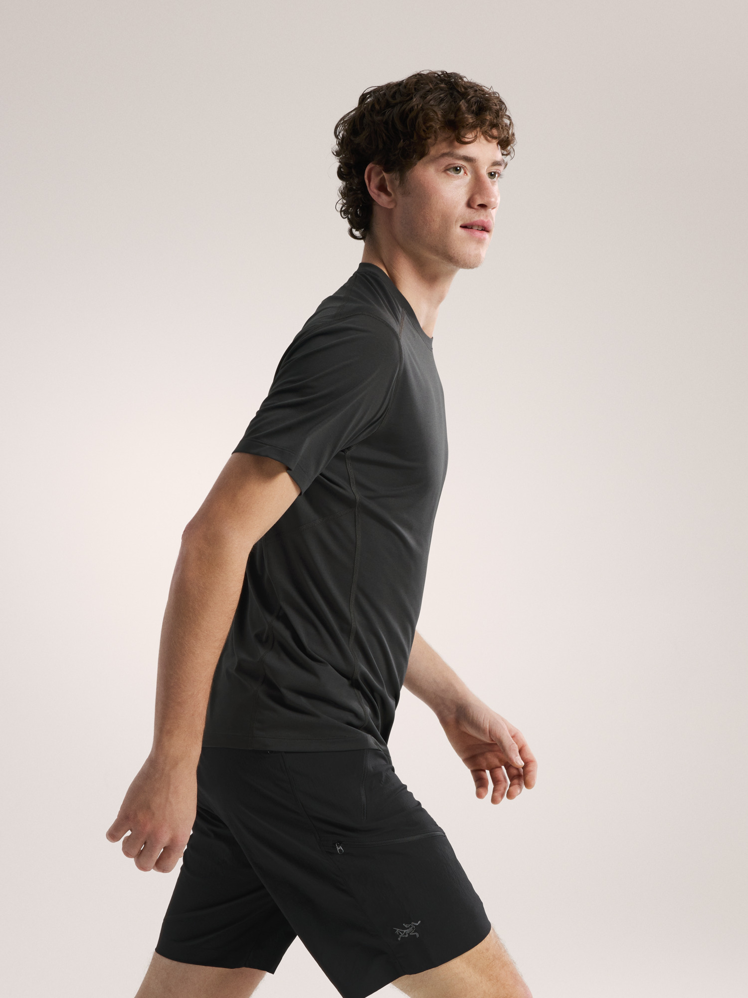 Product Image https://product.arcteryx.co.kr/images/products/686348/S26_X000007312_details_Motus_Crew_Neck_Arc_Word_Shirt_SS_Black_Heather_Side_View.jpg