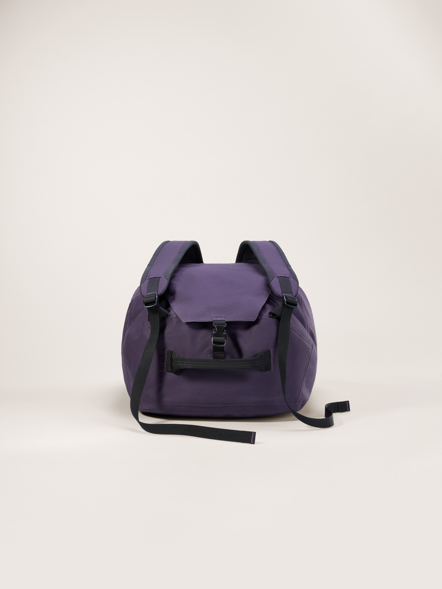 Product Image https://product.arcteryx.co.kr/images/products/686427/S26_X000007469_details_Carrier_40_Duffle_Moondrop_Front.jpg